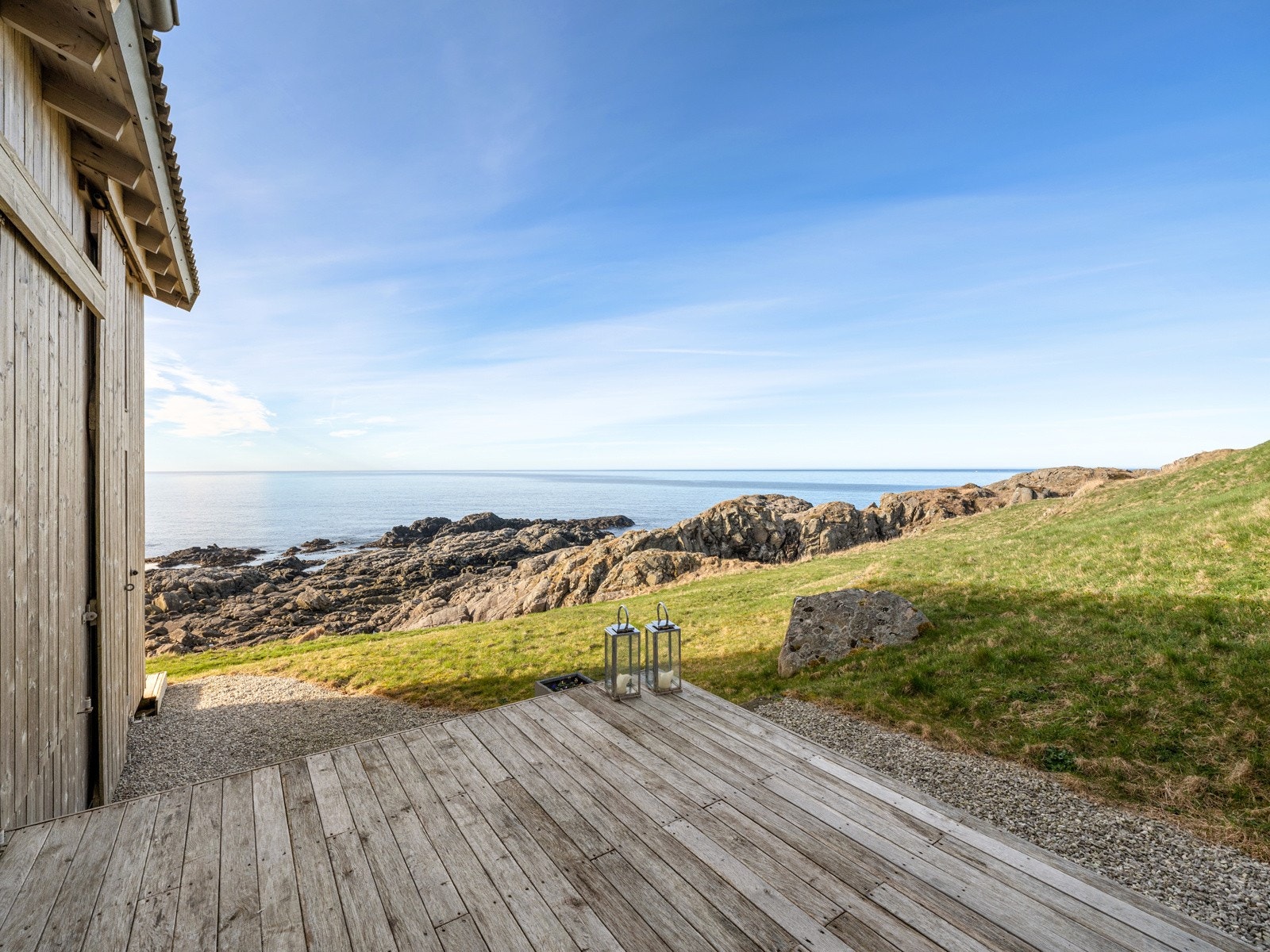 Hytten glir fint inn med naturen rundt, og en kan nyte sjøens magi. Galleribilde