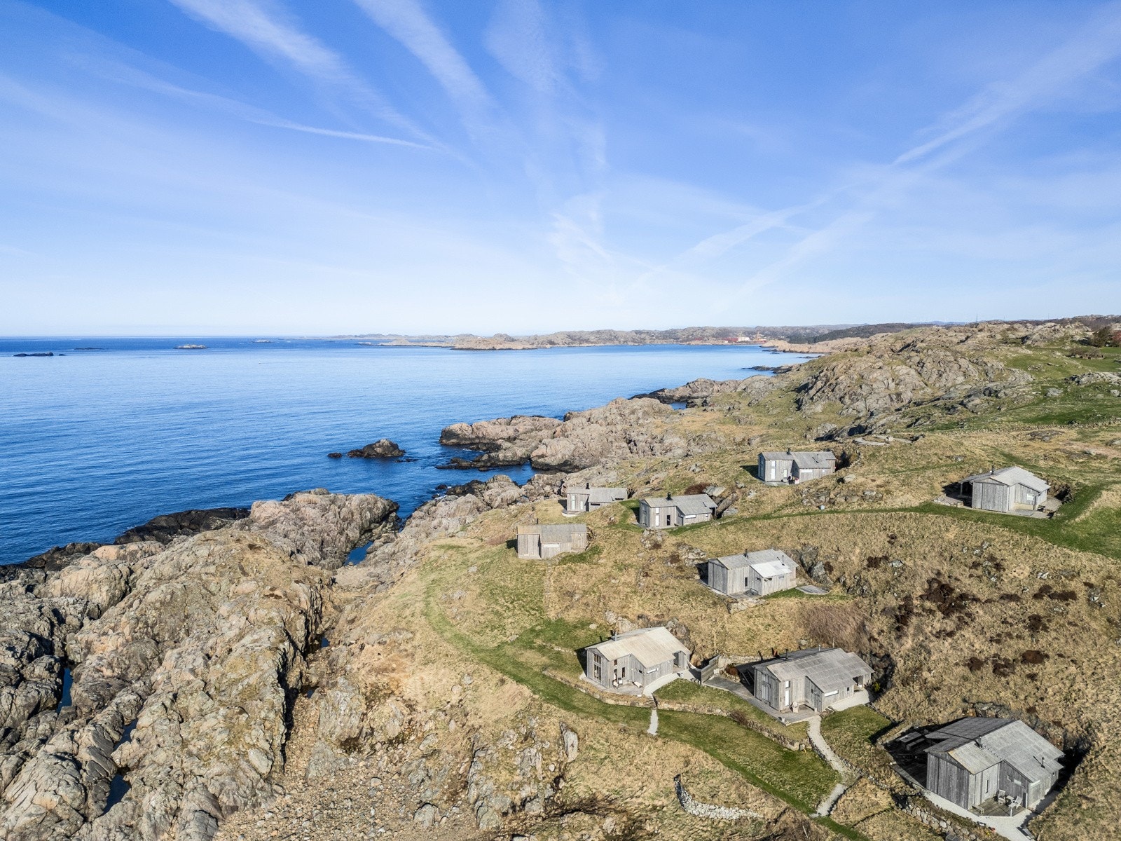 Det er sti fra tomten og ned til sjøkanten, som gir enkel tilgang til vannet og naturen omkring. Galleribilde