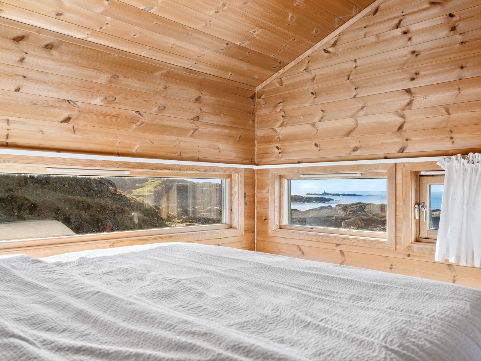 Vinduene er plassert med tanke på å kunne våkne til den storslåtte utsikten stedet kan tilby. Galleribilde