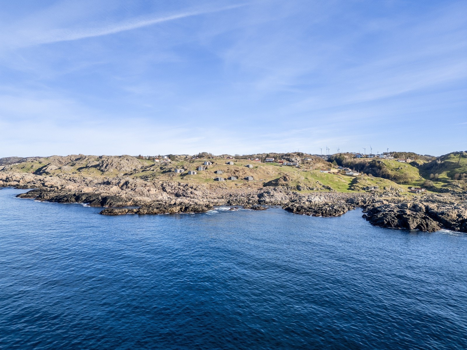 Fra utvendig biloppstillingsplass ved hyttefeltet er det sti ned til eiendommen. Galleribilde