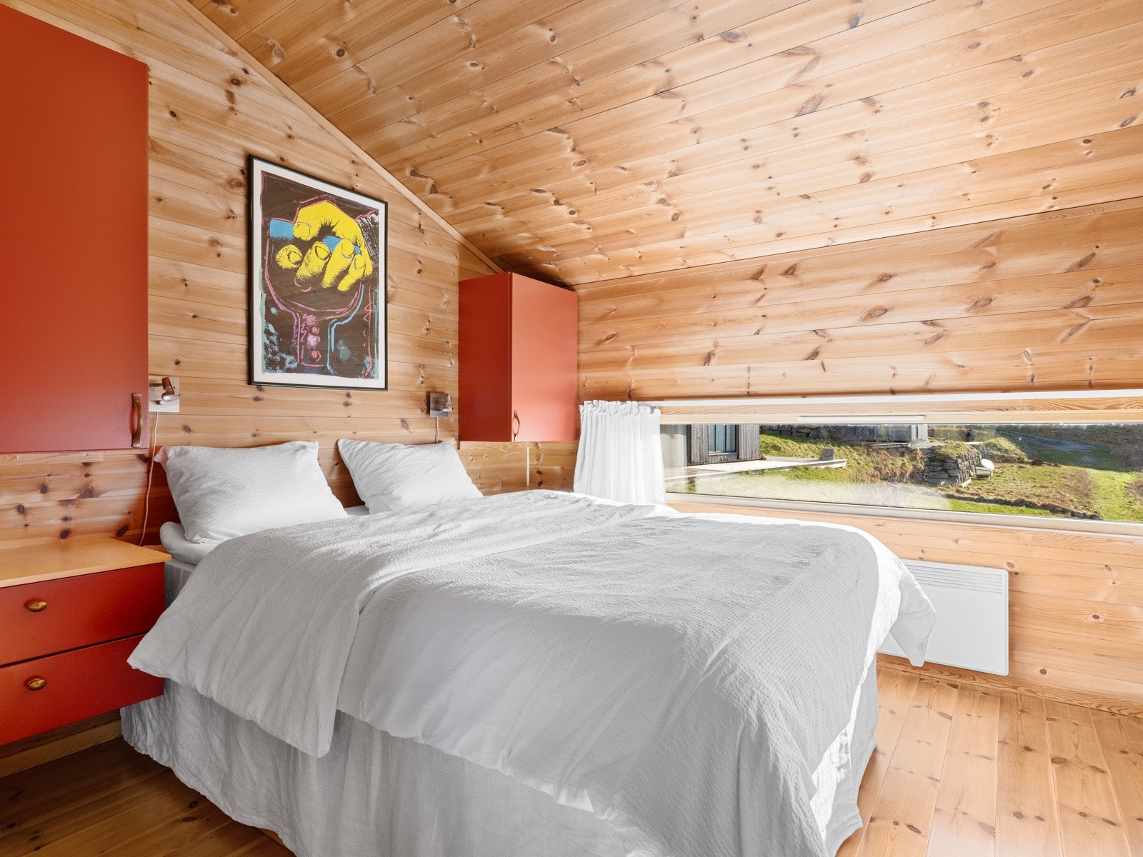 Hovedsoverommet er romslig og har god plass til en stor seng, samt mulighet for en praktisk og funksjonell garderobeløsning. Galleribilde