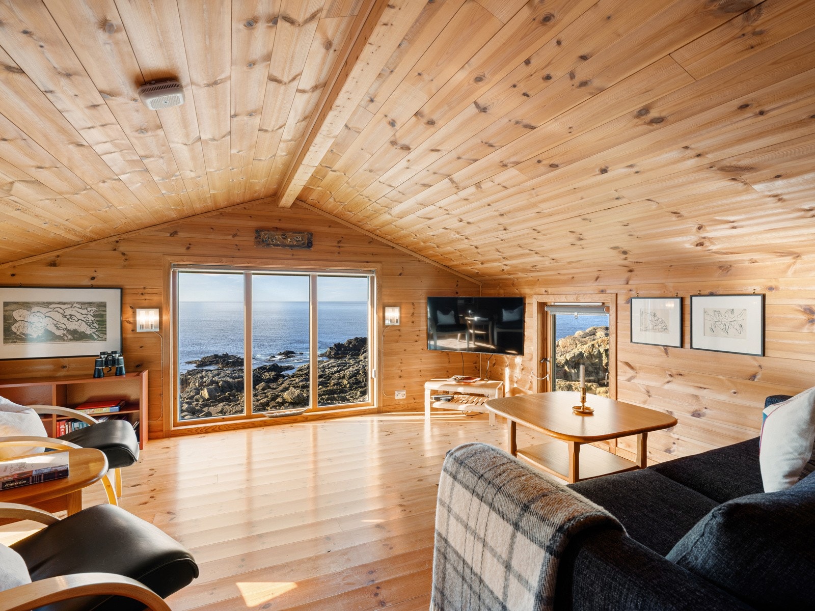 Utsikten fra hemsen er intet mindre enn spektakulær - nyt den imponerende utsikten over havet mens du slapper av i rolige omgivelser. Galleribilde