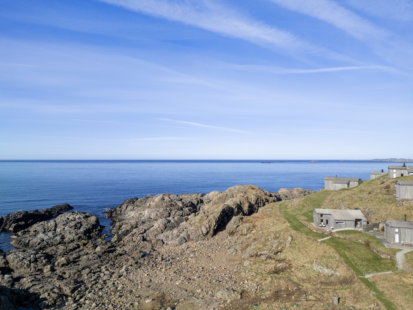 Kollektivtilbudet i området består av buss og tog, og fra eiendommen tar det ca. 15 minutter å gå til nærmeste bussholdeplass. Galleribilde