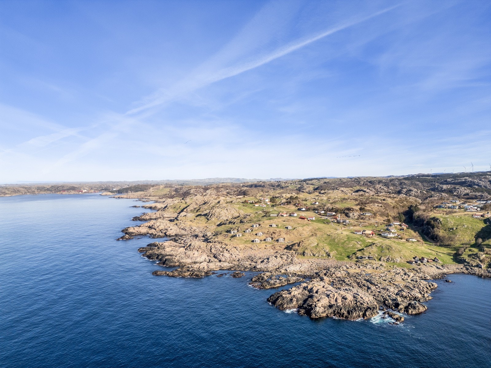 Eiendommen er romslig og ligger i et åpent og solrikt terreng med god utsikt og flotte lysforhold. Galleribilde