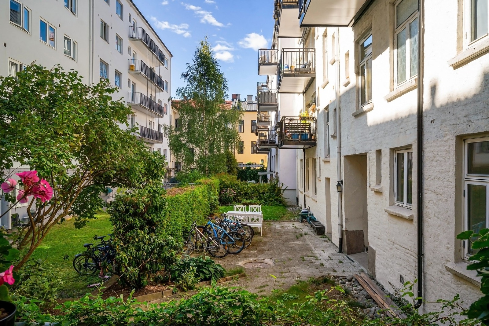 Uteplassen vender mot skjermet og frodig gårdsrom. Galleribilde