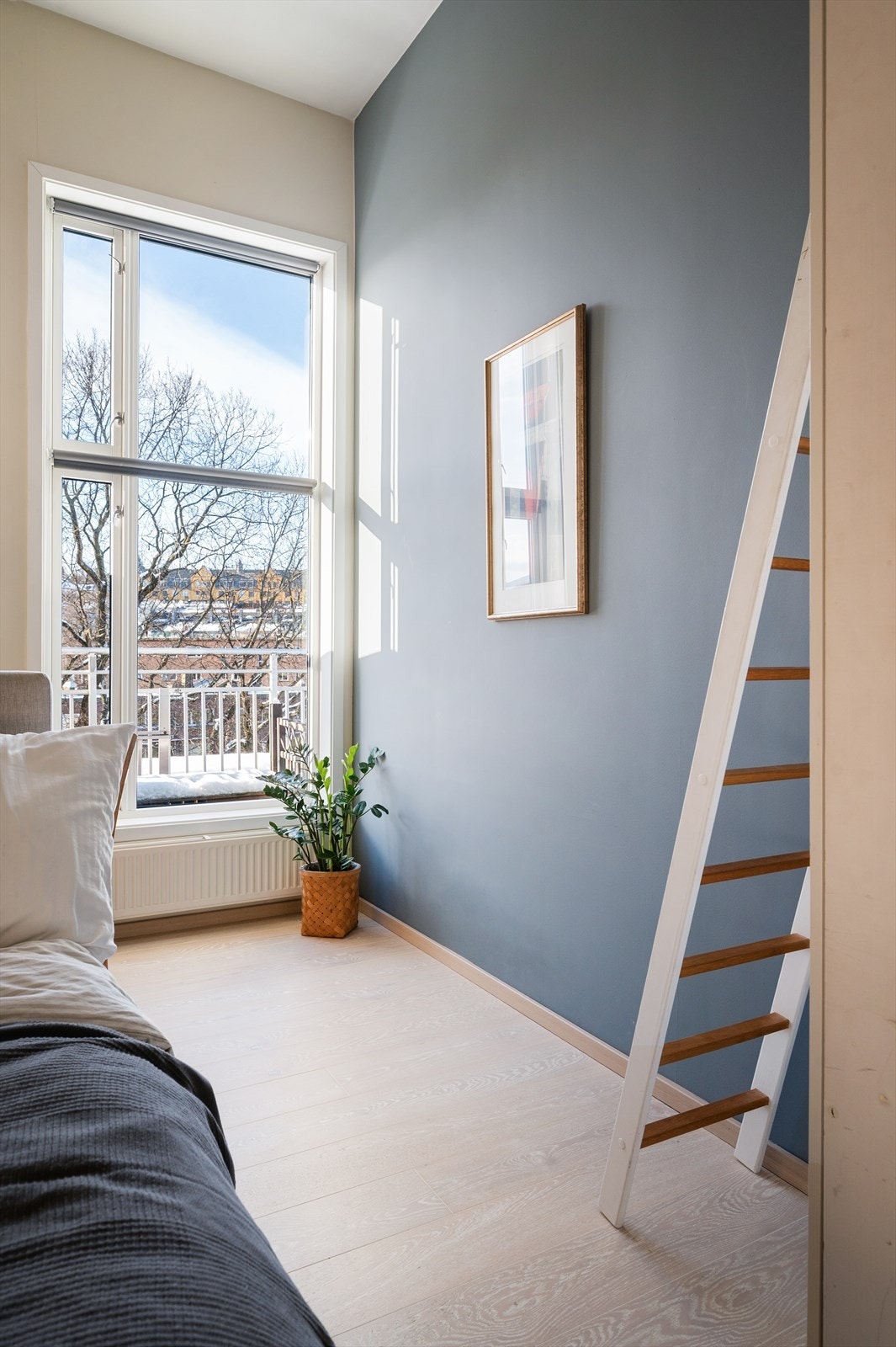 Stort vindu gir flotte lysinnslipp, og markiser blender godt for nattesøvnen. Galleribilde