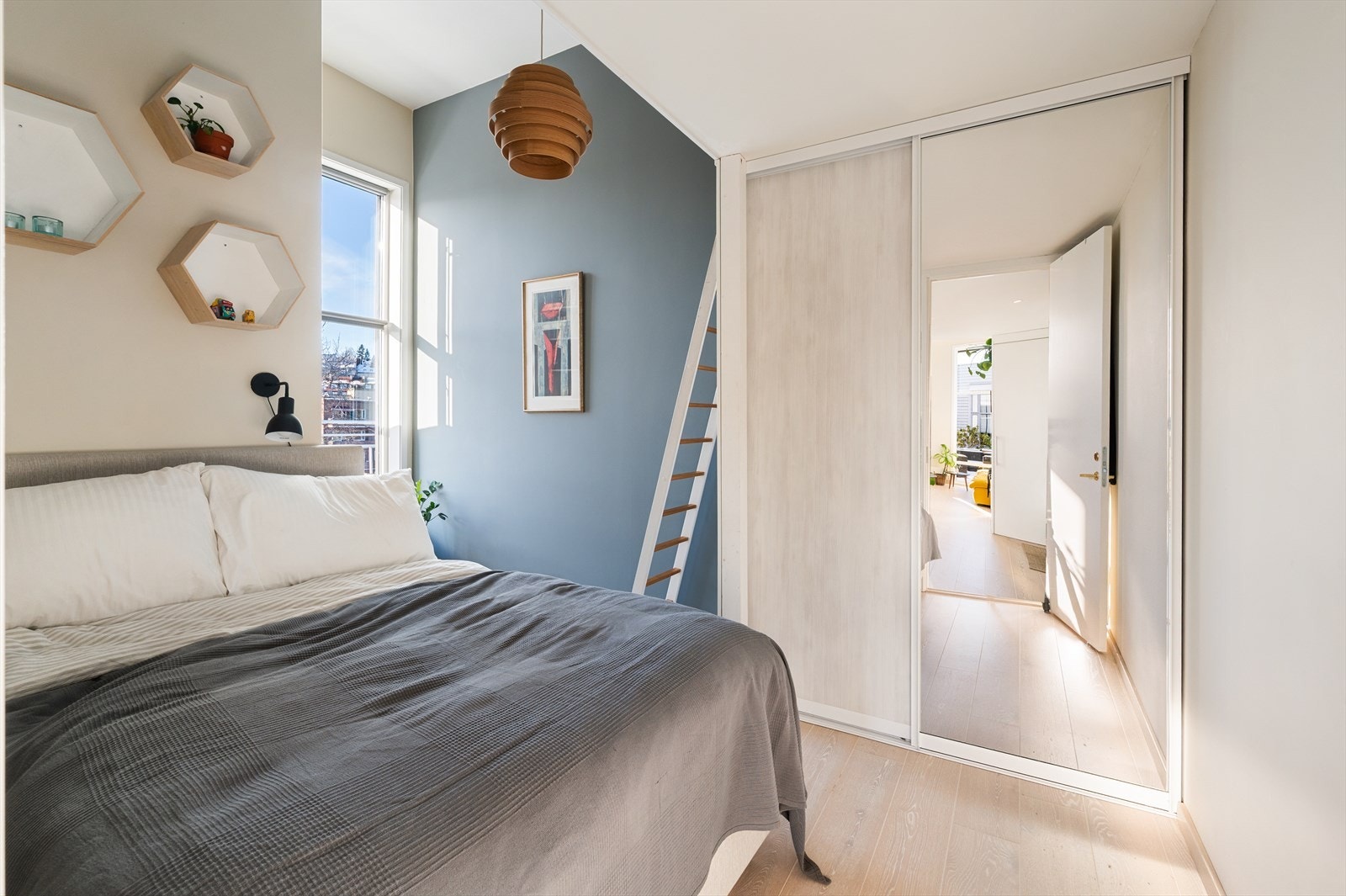 Under hemsen er det montert en praktisk skyvedørsgarderobe med speilfront. Galleribilde