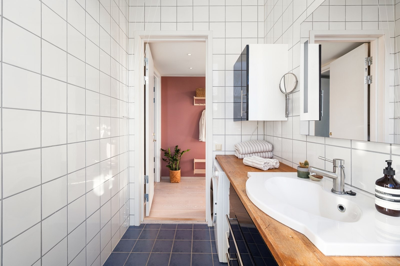 Baderomsinnredning er bestående av benkeskap og veggskap med glatte fronter i høyglanset utførelse. Galleribilde