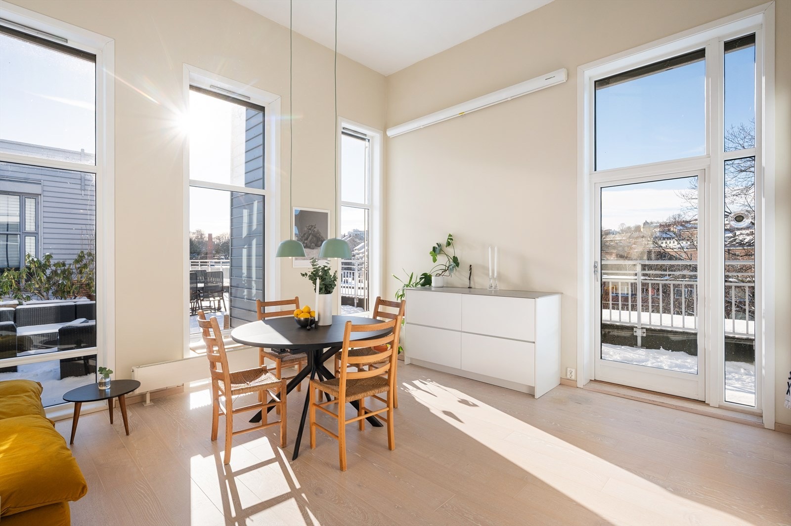 Leiligheten har en takhøyde på hele 3,98 meter, og det kombinert med store vinduer gir en helt fantastisk romfølelse. Galleribilde