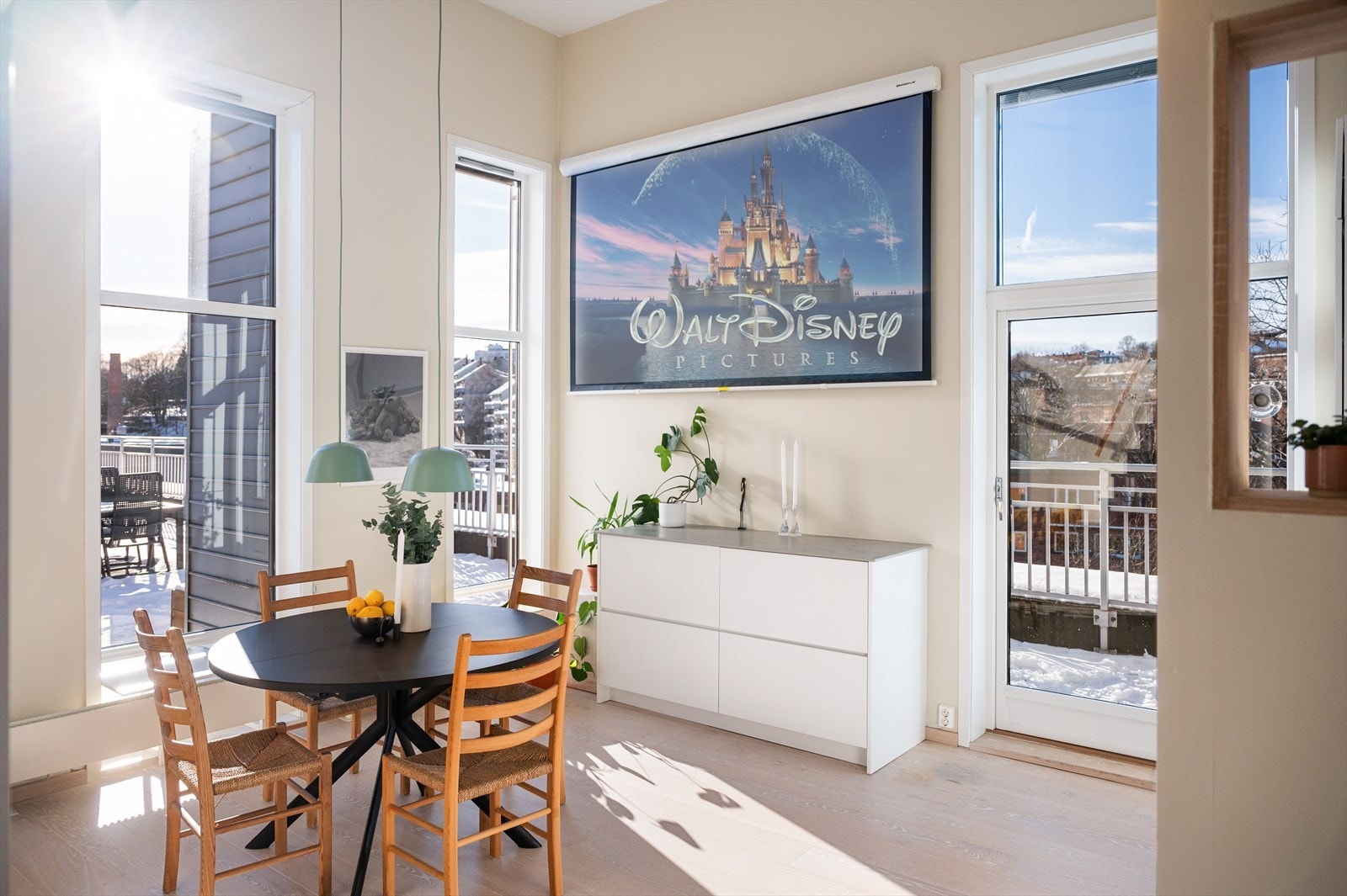 I leiligheten er det mange gode og praktiske løsninger, med blant annet lerret på vegg til koselige kinokvelder. Galleribilde