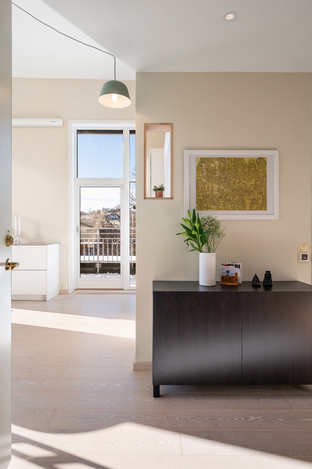 Ellers har boligen en romslig mellomgang / entré. Galleribilde