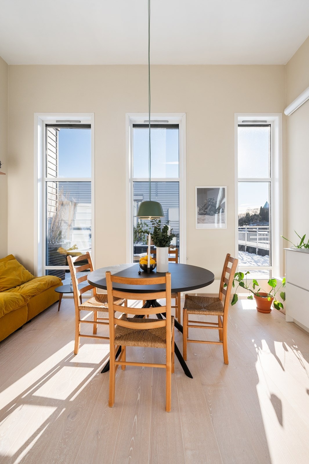 Leiligheten har flott 1-stavs parkett på gulv, og overflater ble malt i 2023. Galleribilde