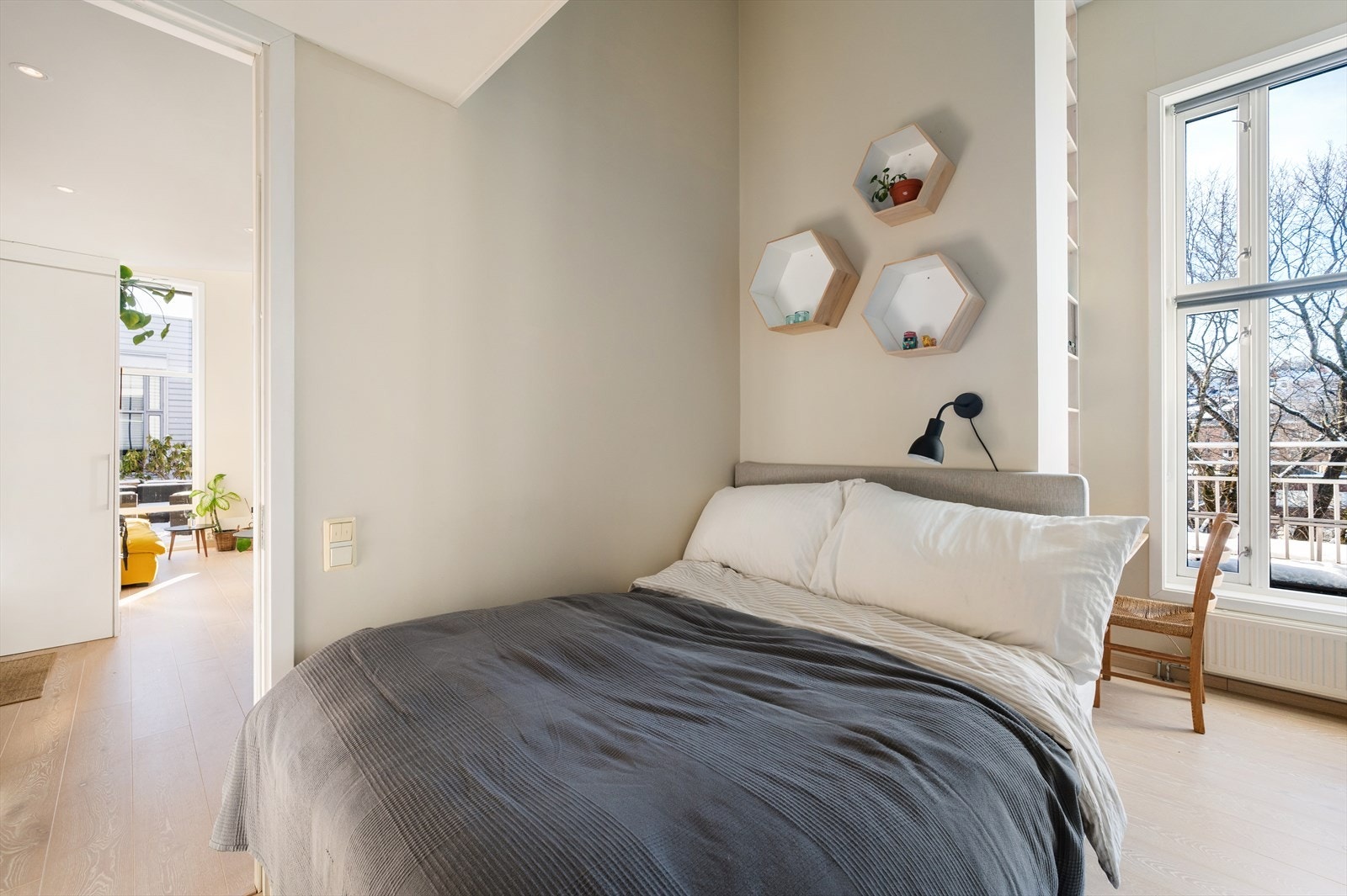 Romslig soverom med plass til dobbeltseng. Galleribilde