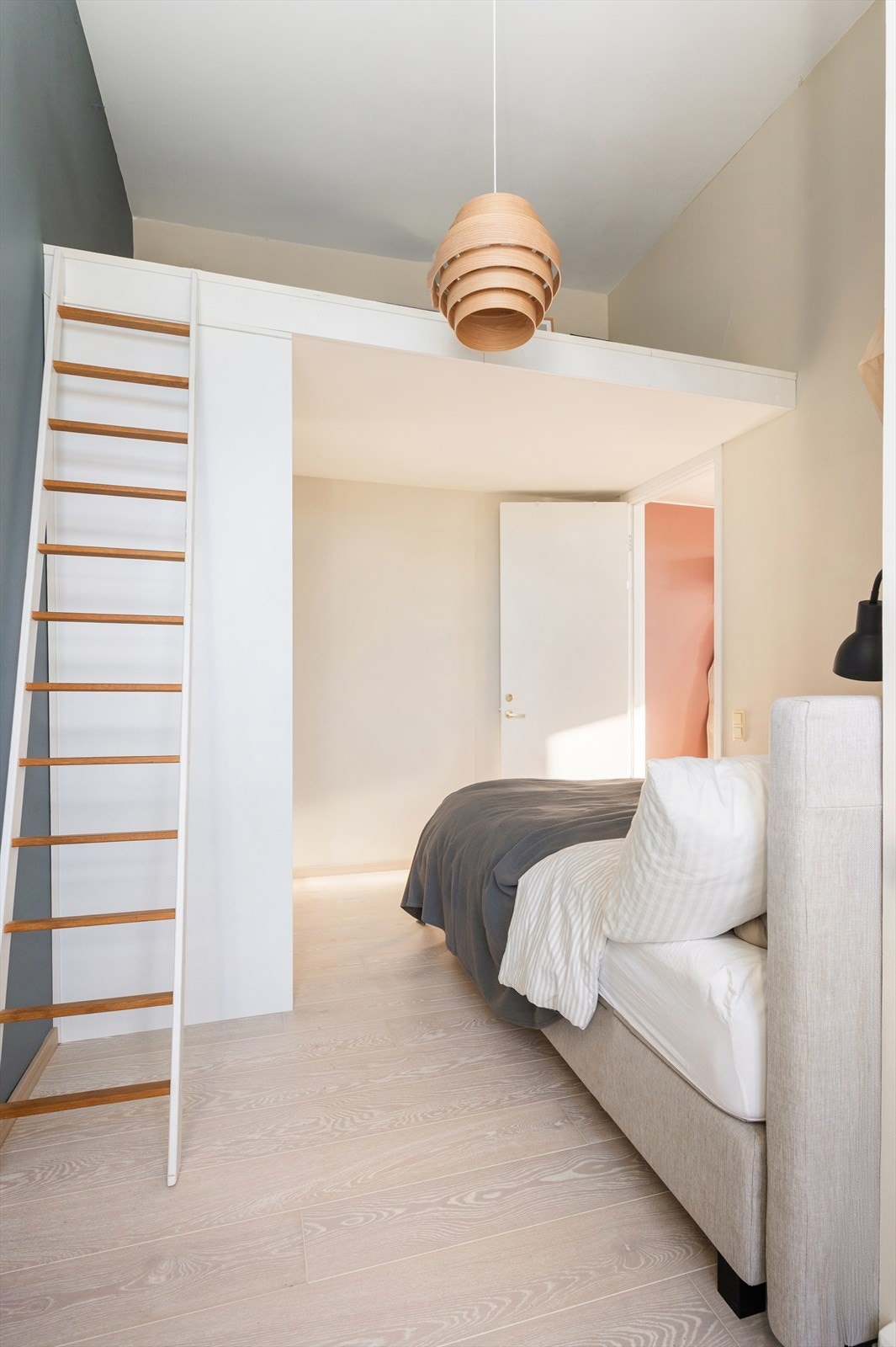 Soverommet er av god størrelse og har en praktisk hems for ekstra plassbenyttelse. Galleribilde