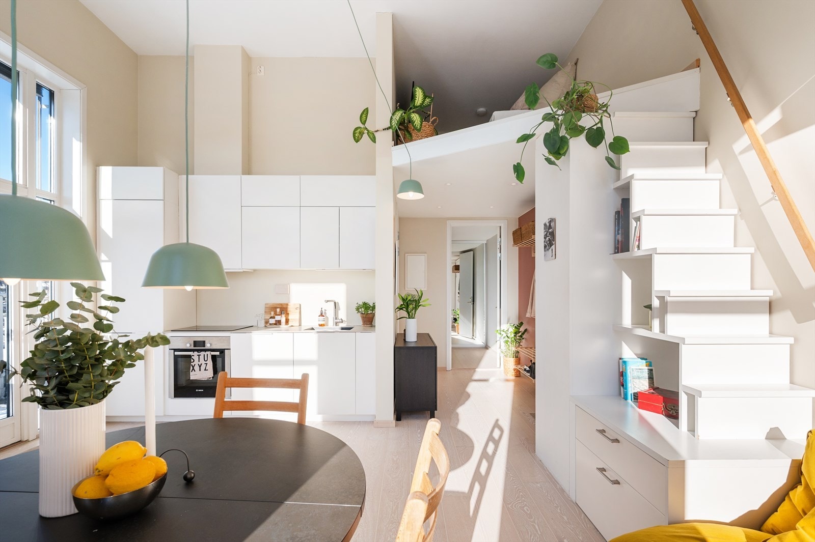 Det er bygget hems med trapp opp fra stuen. Galleribilde