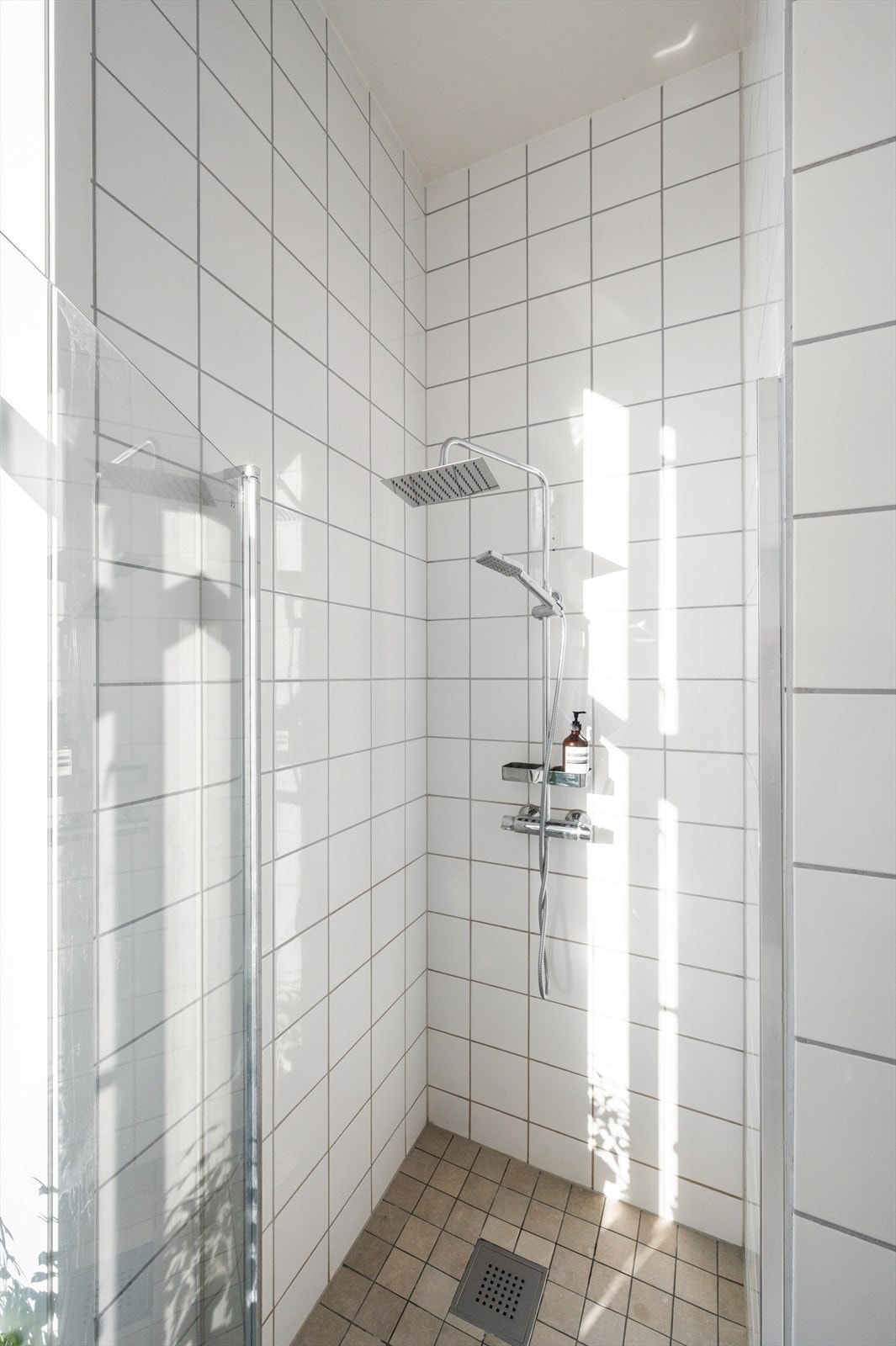 Badet ble i 2023 oppgradert med nye fliser i dusjen, byttet dusjdør, dusjgarnityr og blandebatteri. Galleribilde