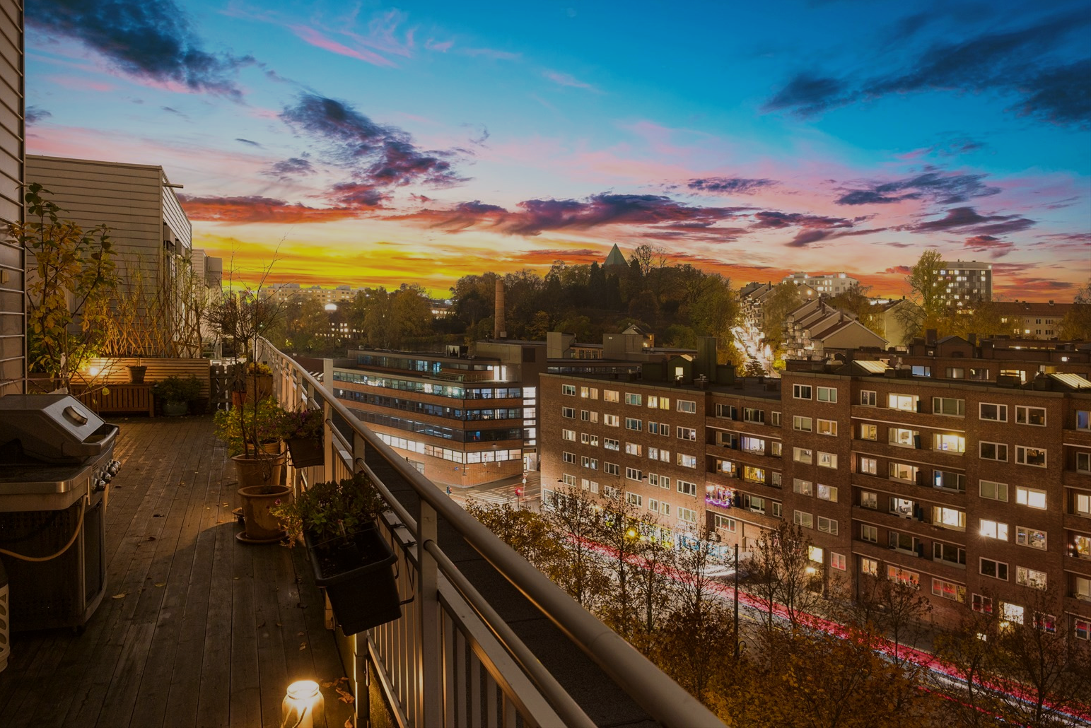 På kvelden kan vakre solnedganger sees og nytes fra terrassen (sommerbilde). Galleribilde