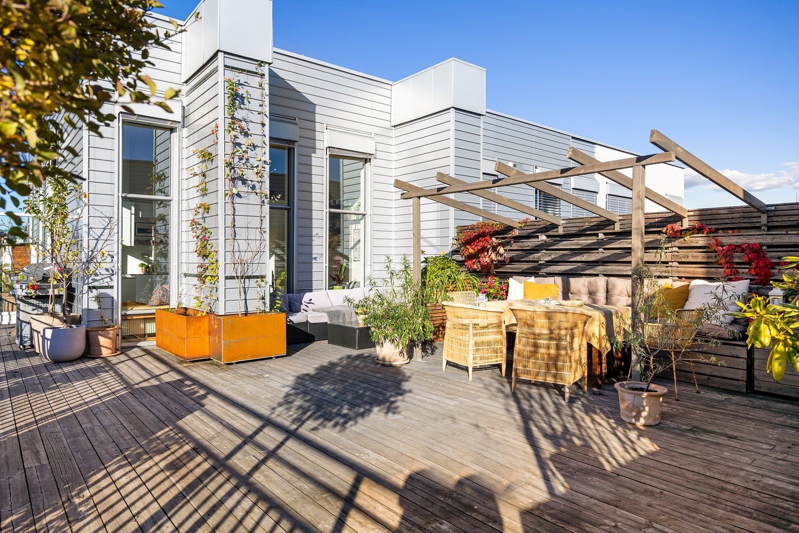 Bilder fra sommerstid. Merk at takterrassen er innredet noe annerledes i dag. Et arbeid med utbedring av taket ble satt i gang vinter 2025. Arbeidet blir ferdigstilt våren 2026 med nye fliser. Galleribilde