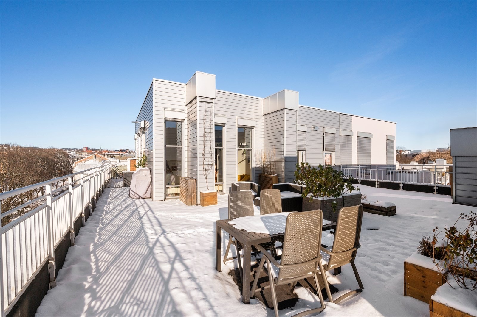 God plass til loungeområde, samt spisebord for hyggelige middagsselskaper. Galleribilde