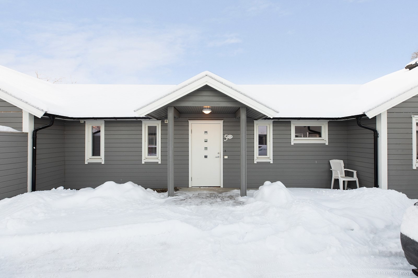 Overbygget inngangsparti, egen inngang og alt på ett plan Galleribilde