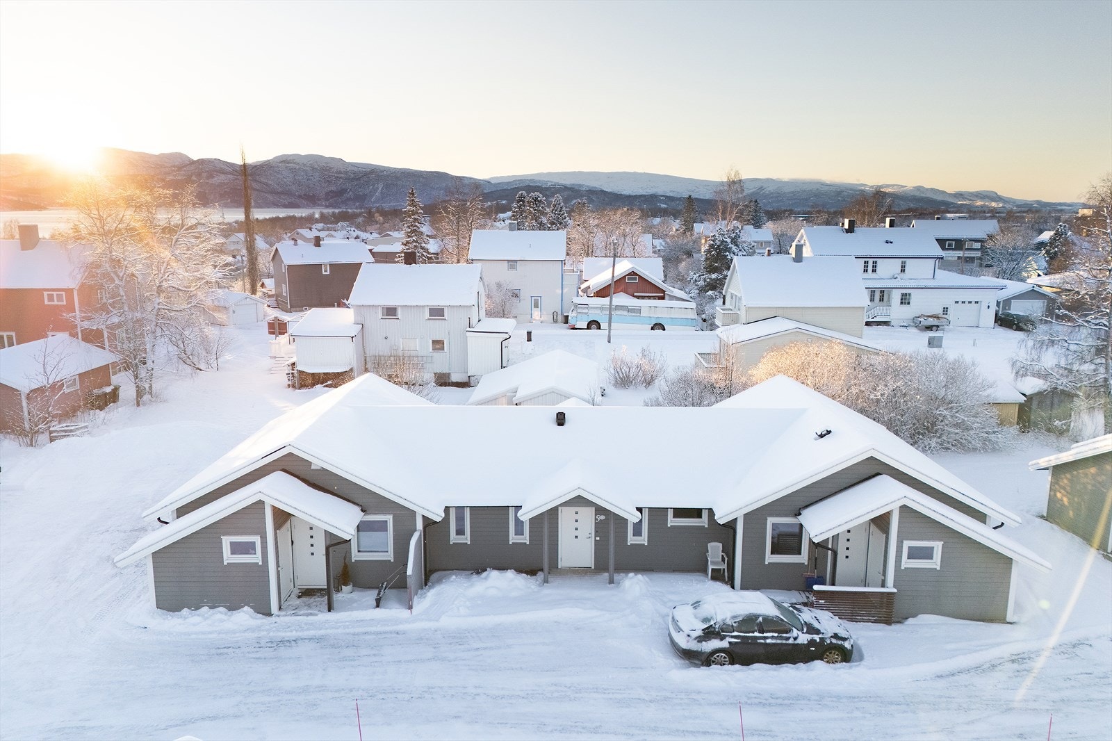 Midtleilighet med nærhet til det meste. Ca 750 meter til sentrum, 500 meter til jernbanestasjon og 1000 meter til Handelsparken Galleribilde