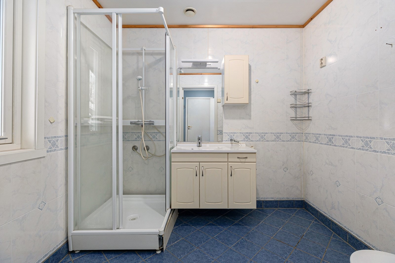 Rommet er innredet med dusjkabinett, gulvtoalett, opplegg for vaskemaskin og
baderomsinnredning med heldekkende servant, veggskap, speil og
lys. Galleribilde