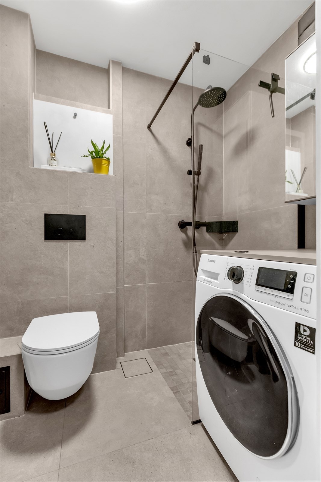 Flislagt bad med moderne uttrykk og gulvvarme for god komfort. Galleribilde