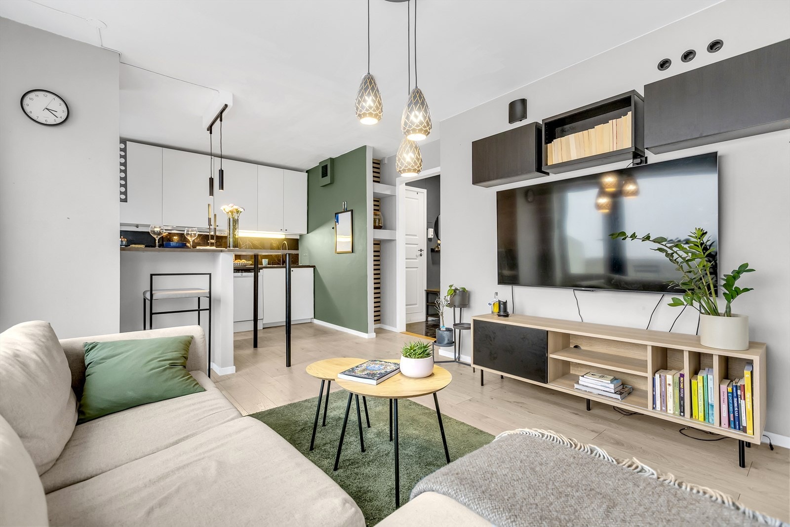 I stuen har du god plass til sofagruppe og tv-møblement. Galleribilde