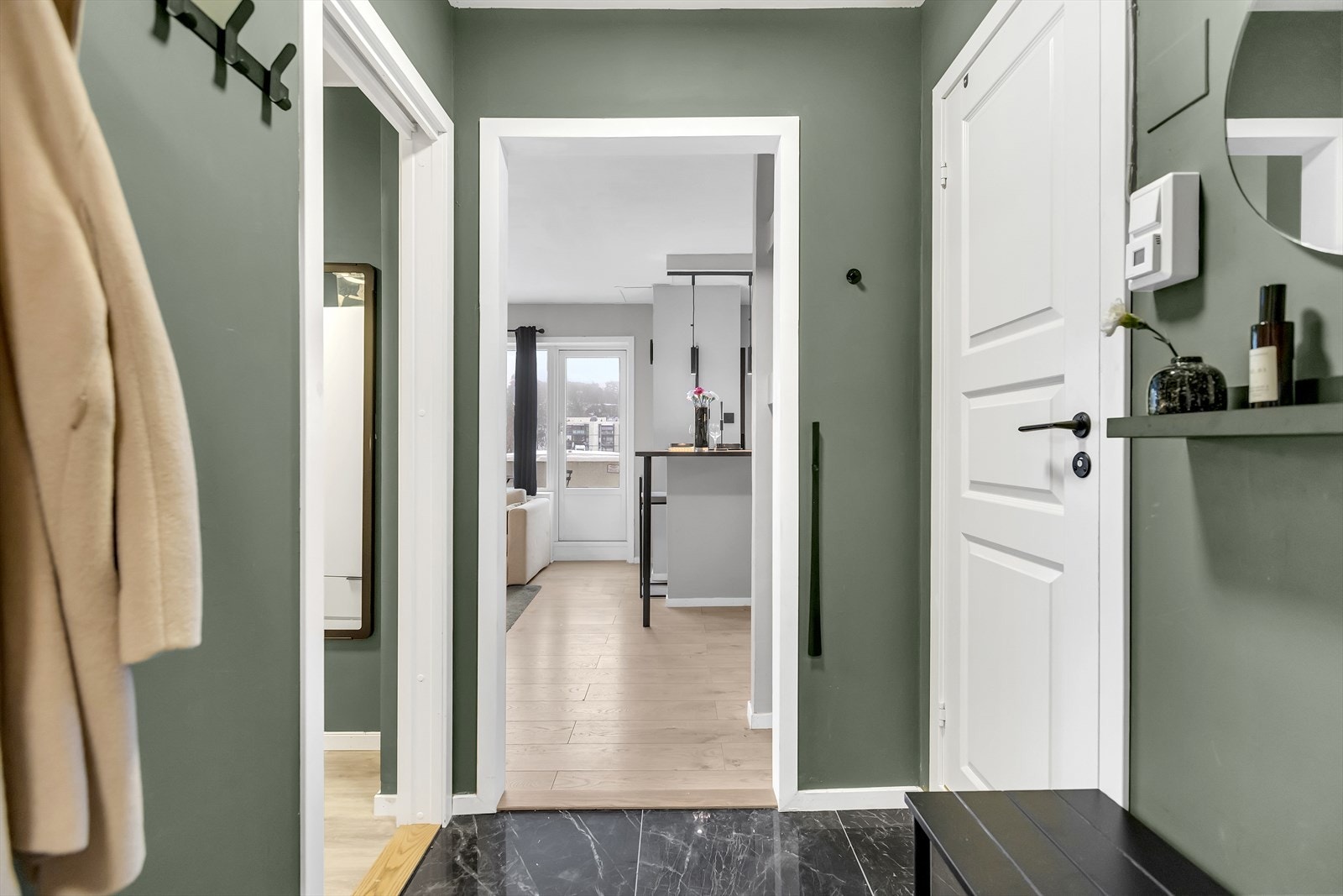 Entréen er utstyrt med callinganlegg og har plass til oppheng av yttertøy og skooppbevaring. Galleribilde
