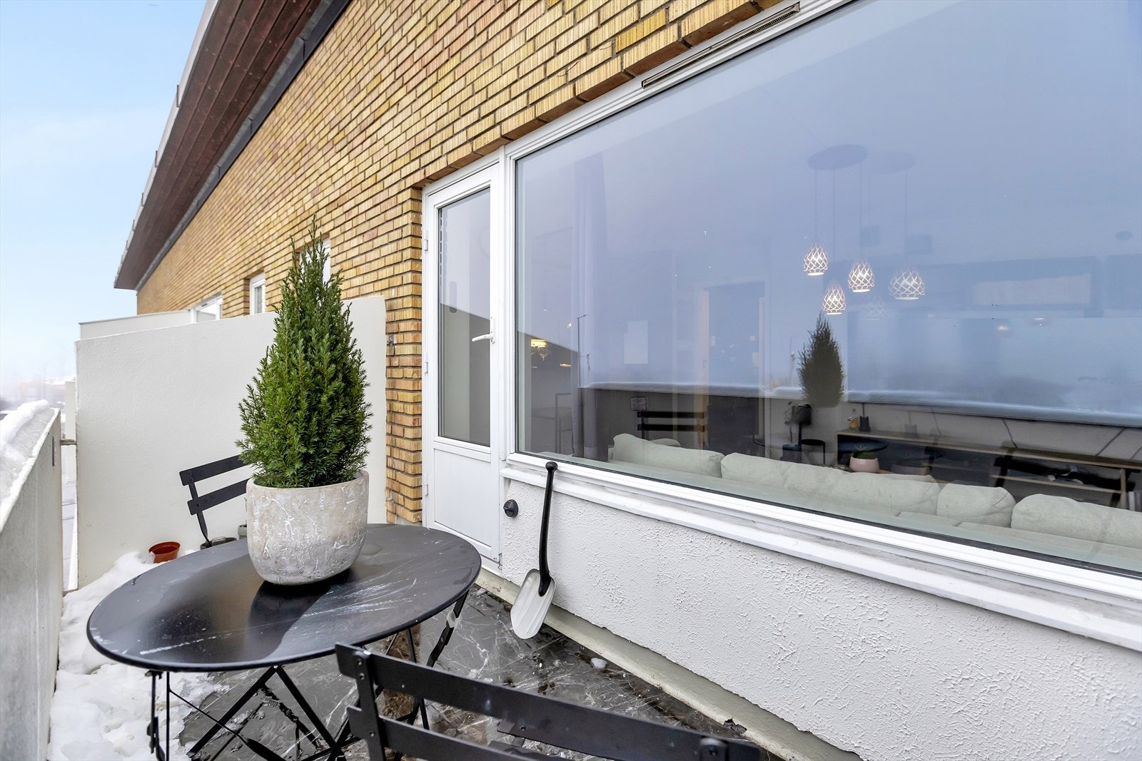 Balkongen er østvendt og har plass til sittegruppe og beplantning. Galleribilde