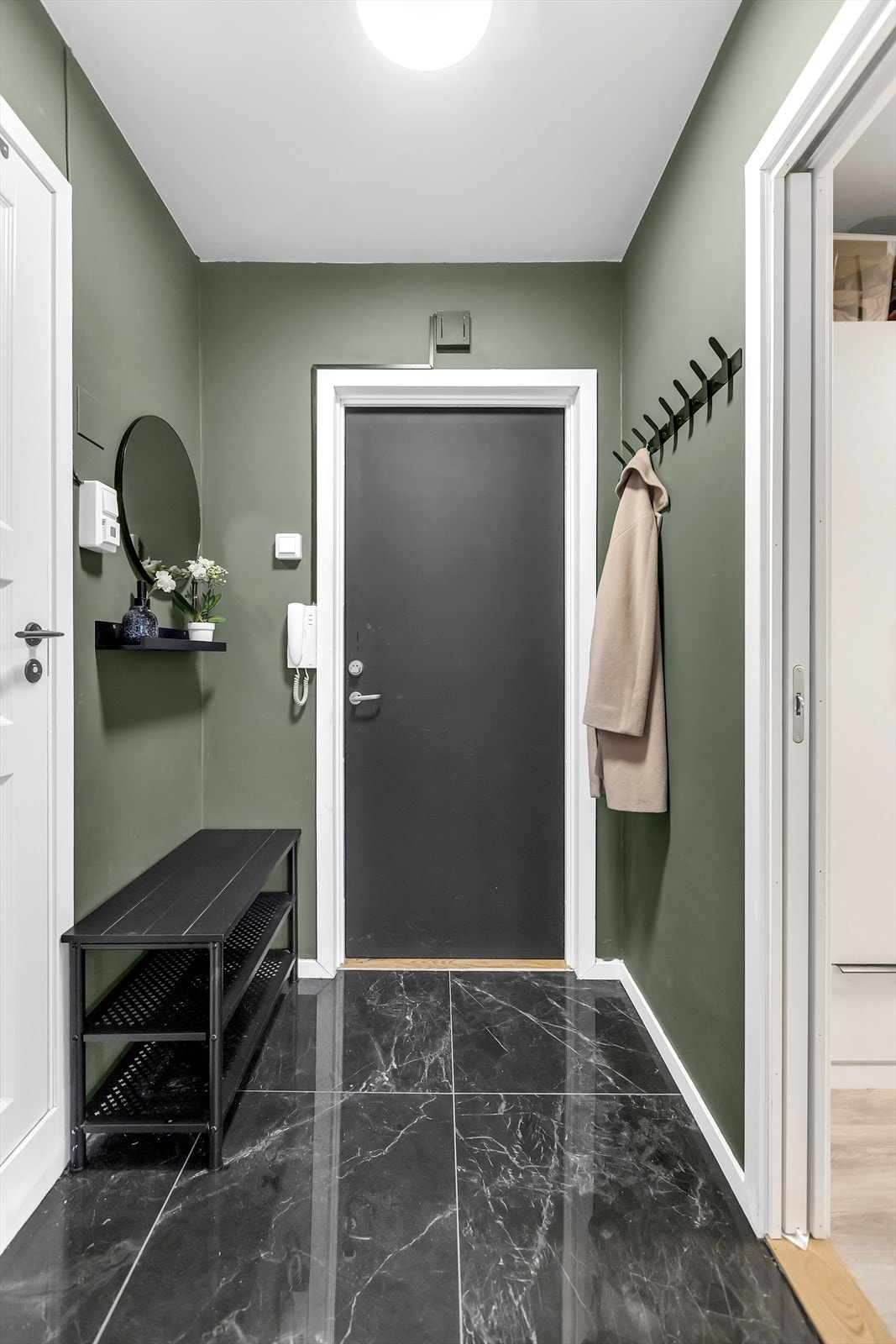 Velkommen inn! Innbydende entré med flislagt gulv som gir et slitesterkt og praktisk underlag. Galleribilde