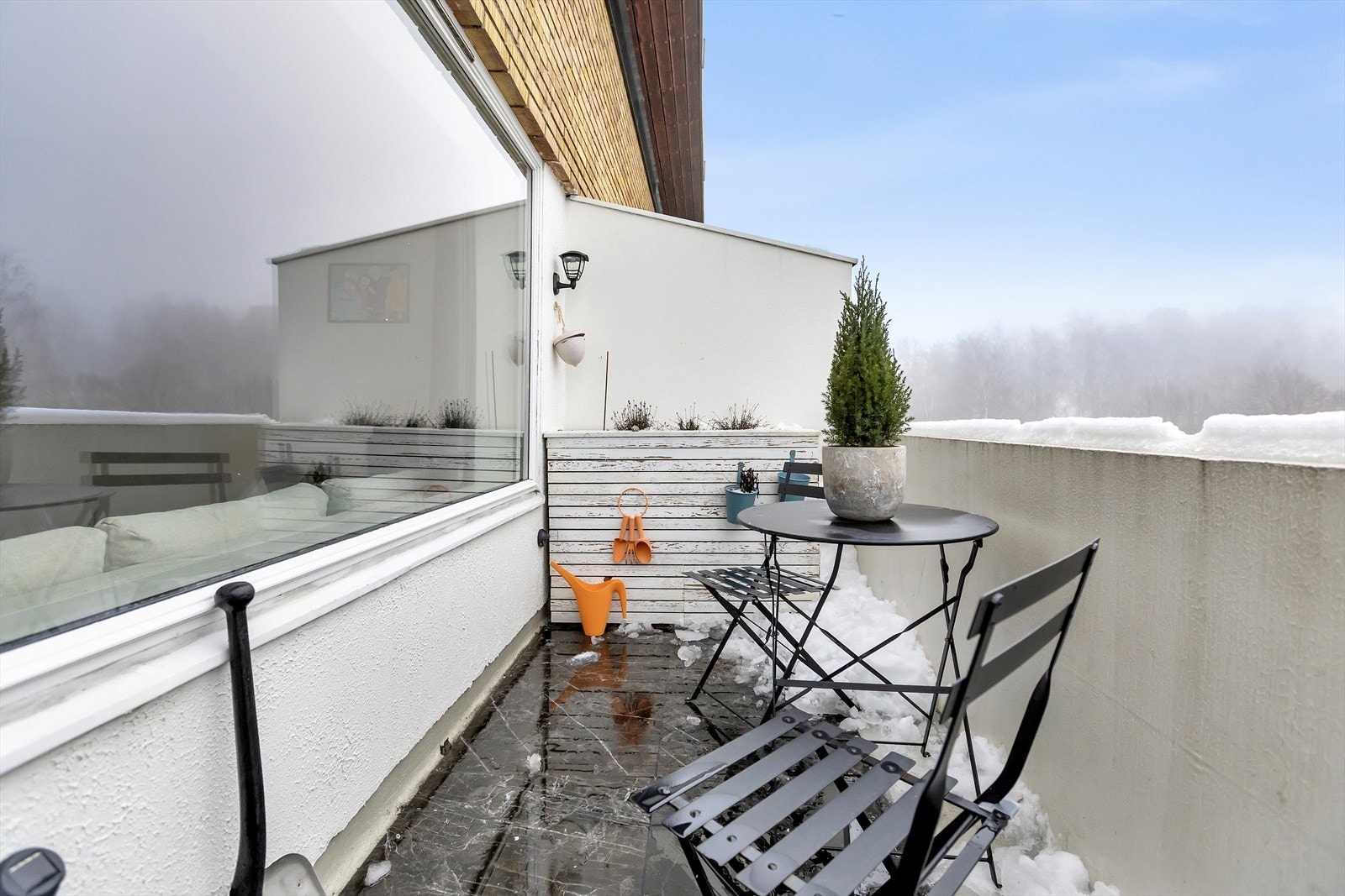 Her fungerer balkongen som en fin forlengelse av boligens oppholdsareal. Galleribilde