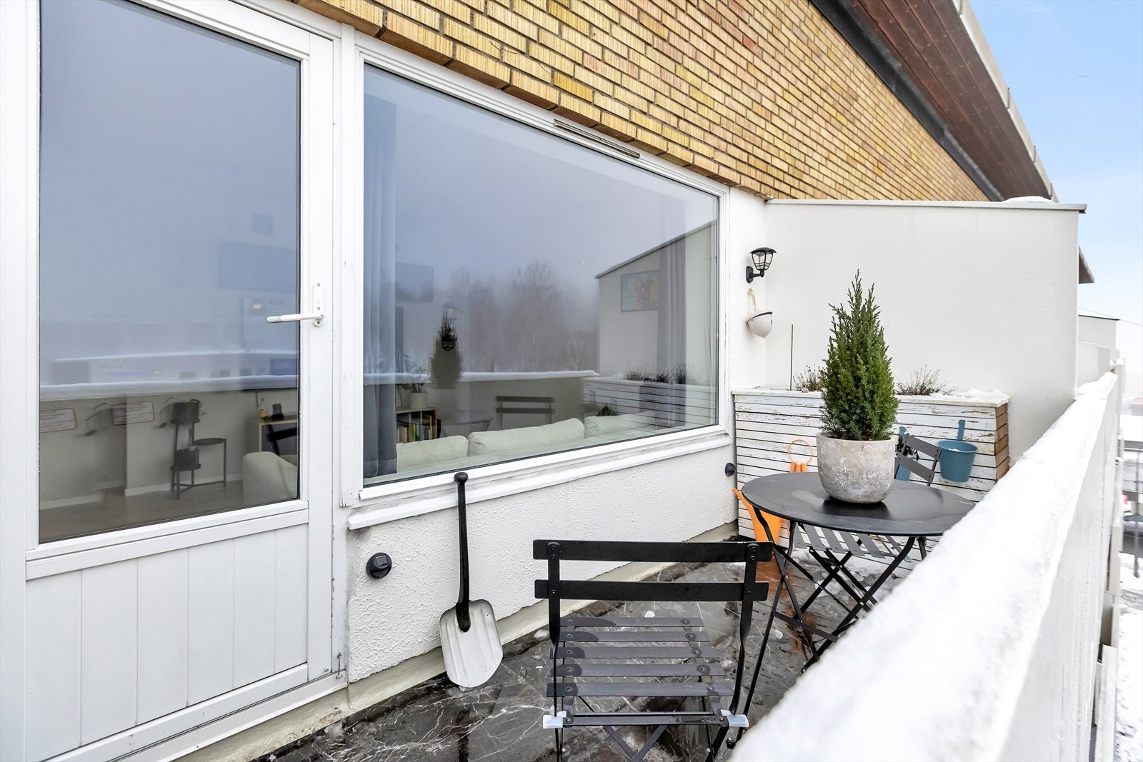 Fra oppholdsrommet er det utgang til en balkong på ca. 6 kvm. Galleribilde