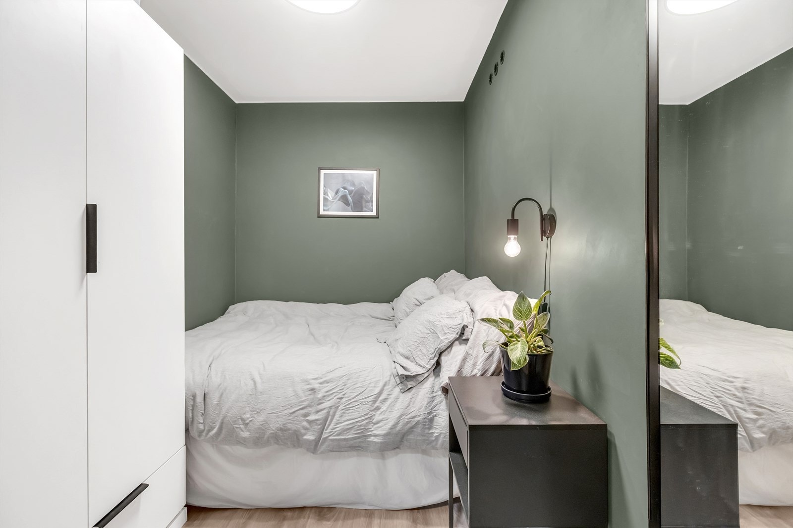 Romslig og praktisk sovealkove som fremstår som et eget og privat rom, adskilt fra stueområdet. Galleribilde