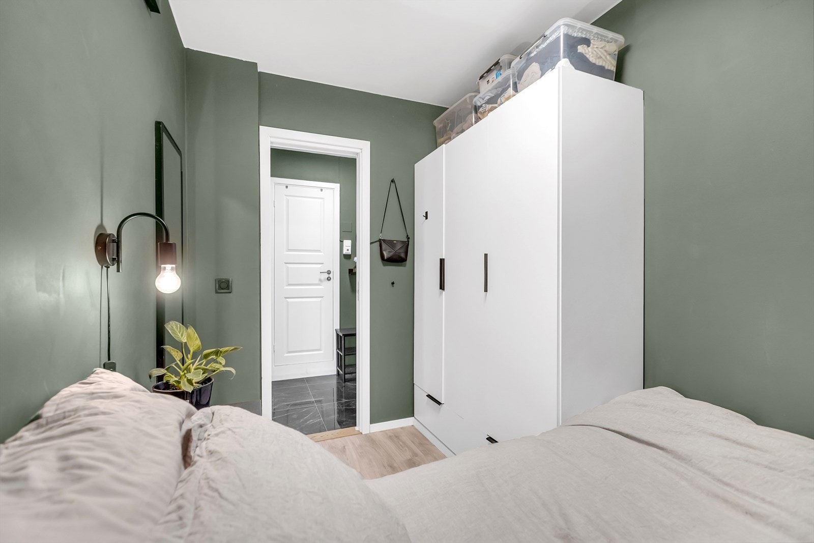 Alkoven har god plass til dobbeltseng og er utstyrt med garderobeskap som gir gode oppbevaringsmuligheter. Galleribilde