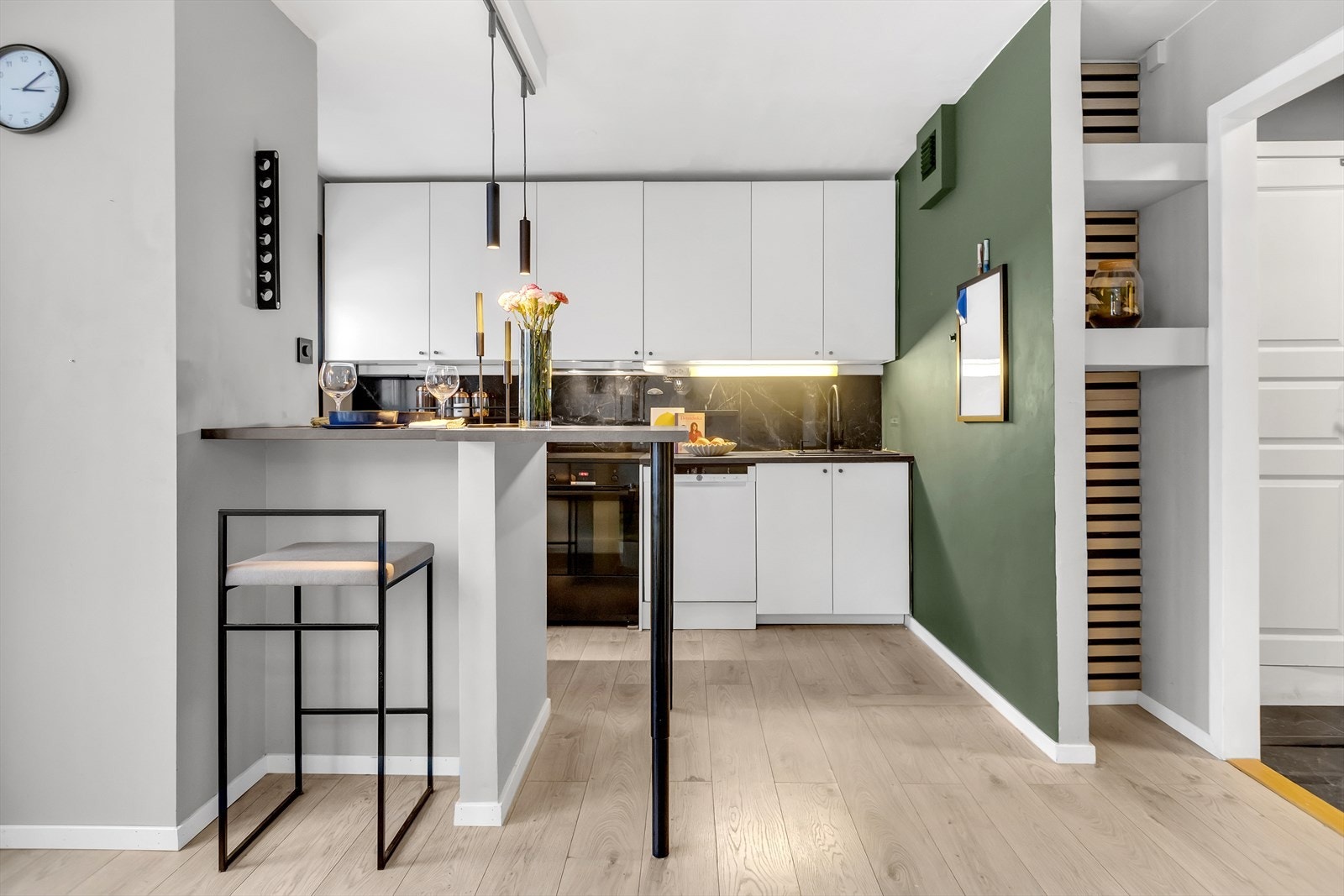 Moderne og stilrent kjøkken med glatt, laminert innredning og laminert benkeplate. Galleribilde