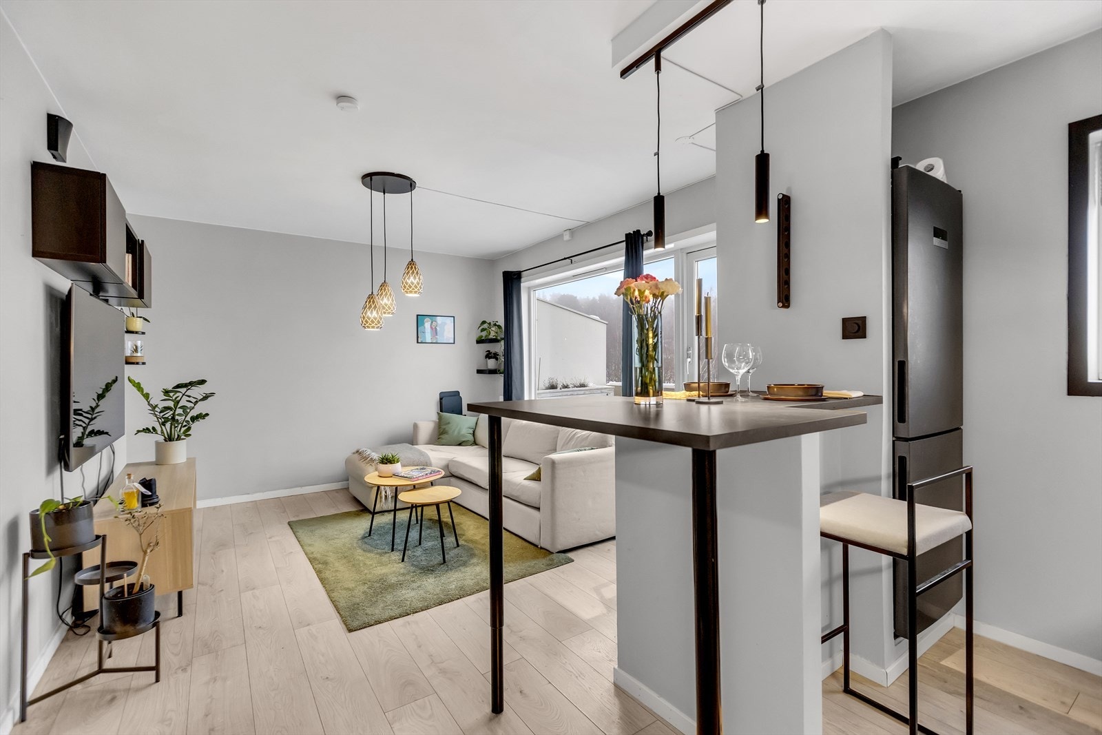 Her har man satt inn en praktisk løsning for å få inn en koselig spisesone med barstoler. Galleribilde