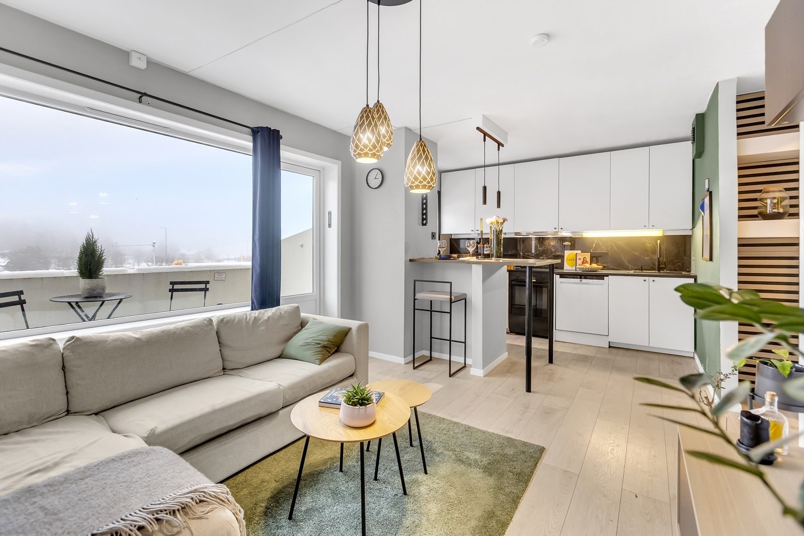 Kjøkkenet ligger i åpen løsning mot stuen, noe som gir en luftig og sosial planløsning. Galleribilde