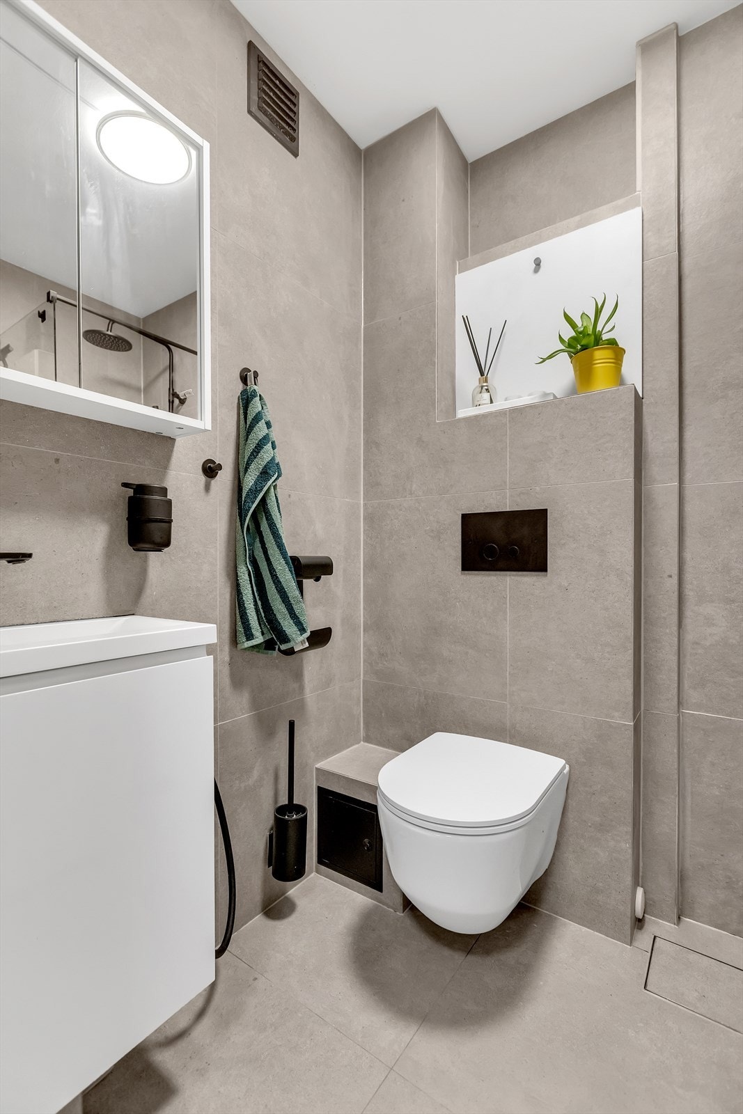 Badet har nye overflater og innredning fra 2024/25, og fremstår som stilrent og tidsriktig. Galleribilde