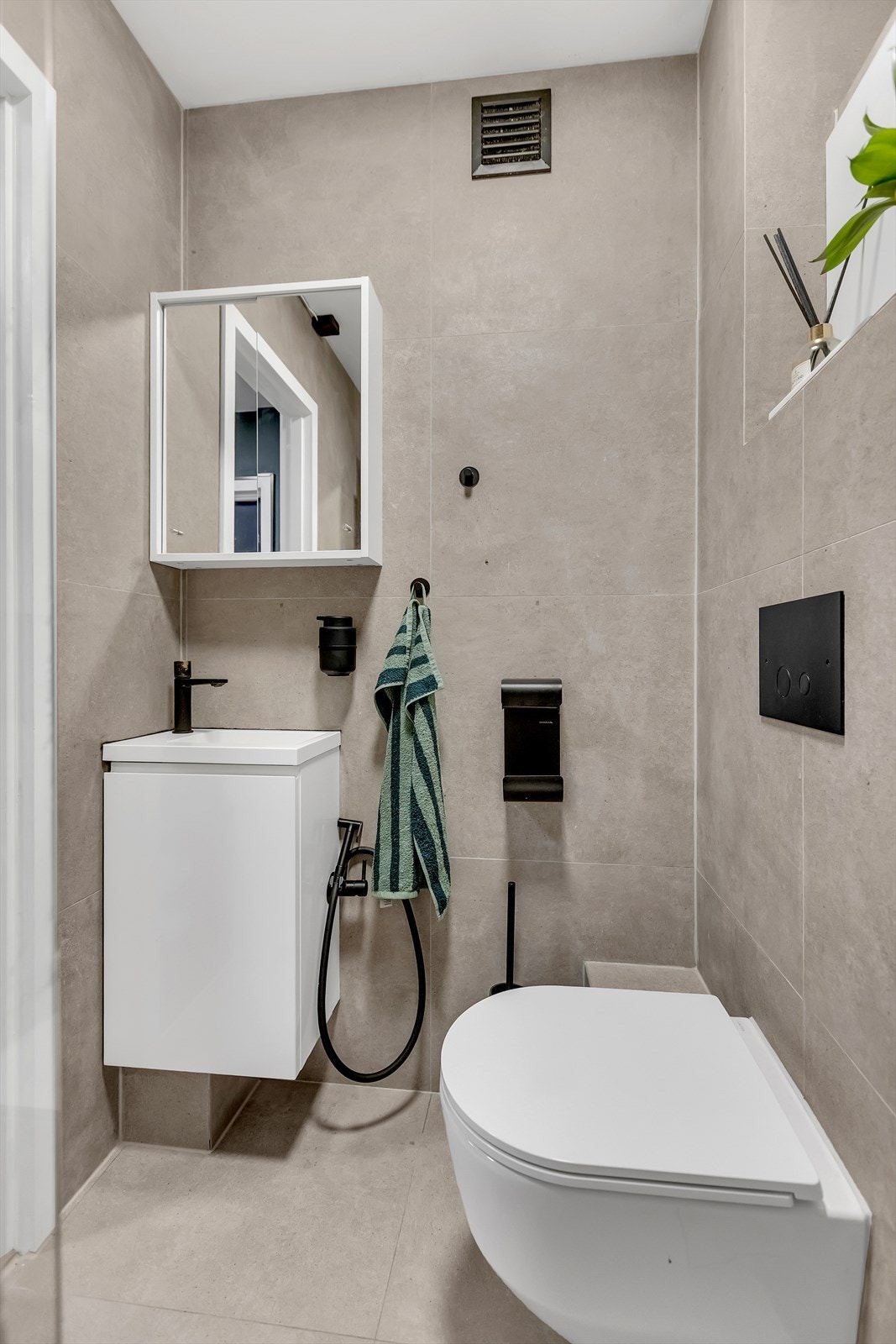 Innredningen består av veggmontert WC, dusjplass, servant med ettgreps blandebatteri i innredning samt opplegg for vaskemaskin. Galleribilde