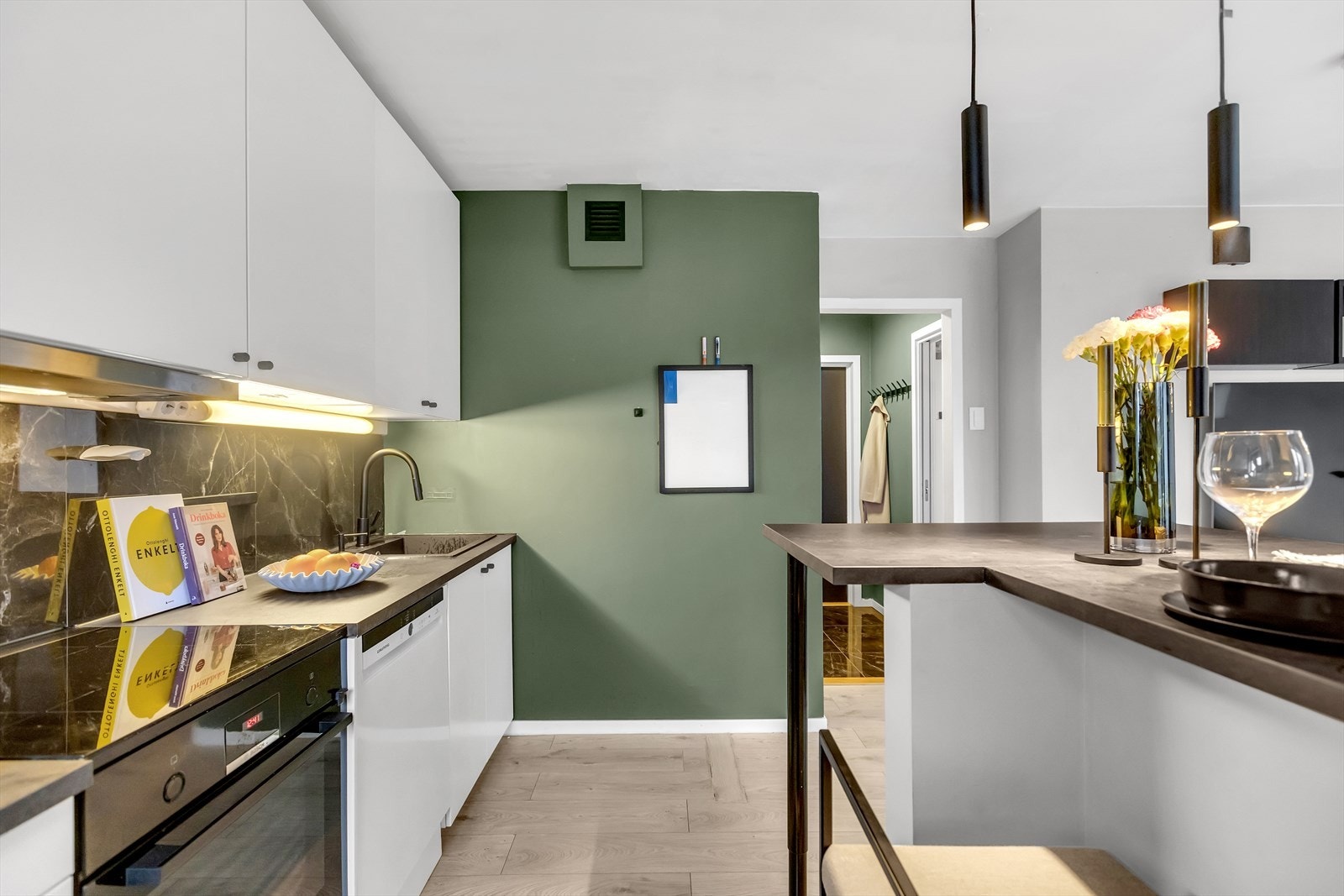 Kjøkkenet er utstyrt med kum med ettgreps blandebatteri, kullfiltervifte over komfyr og opplegg for oppvaskmaskin. Galleribilde