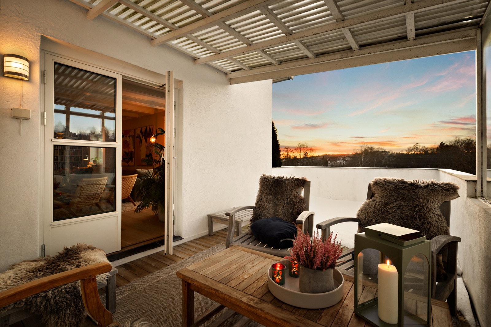 Kveldsbilde terrasse. Utgang fra stue til delvis overbygget sydvestvendt terrasse på 18 kvm. Galleribilde