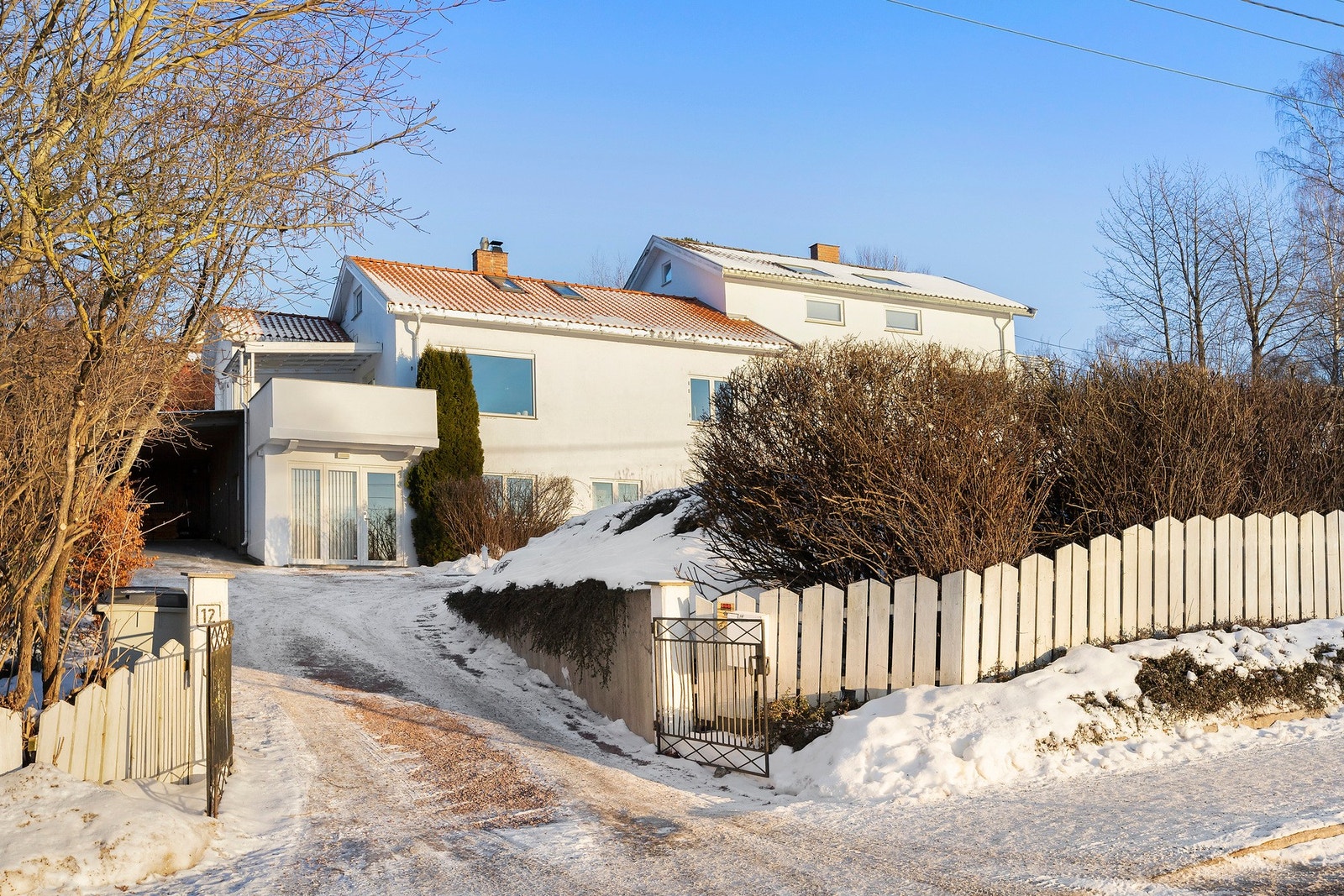 Innkjørselen til eiendommen. Galleribilde
