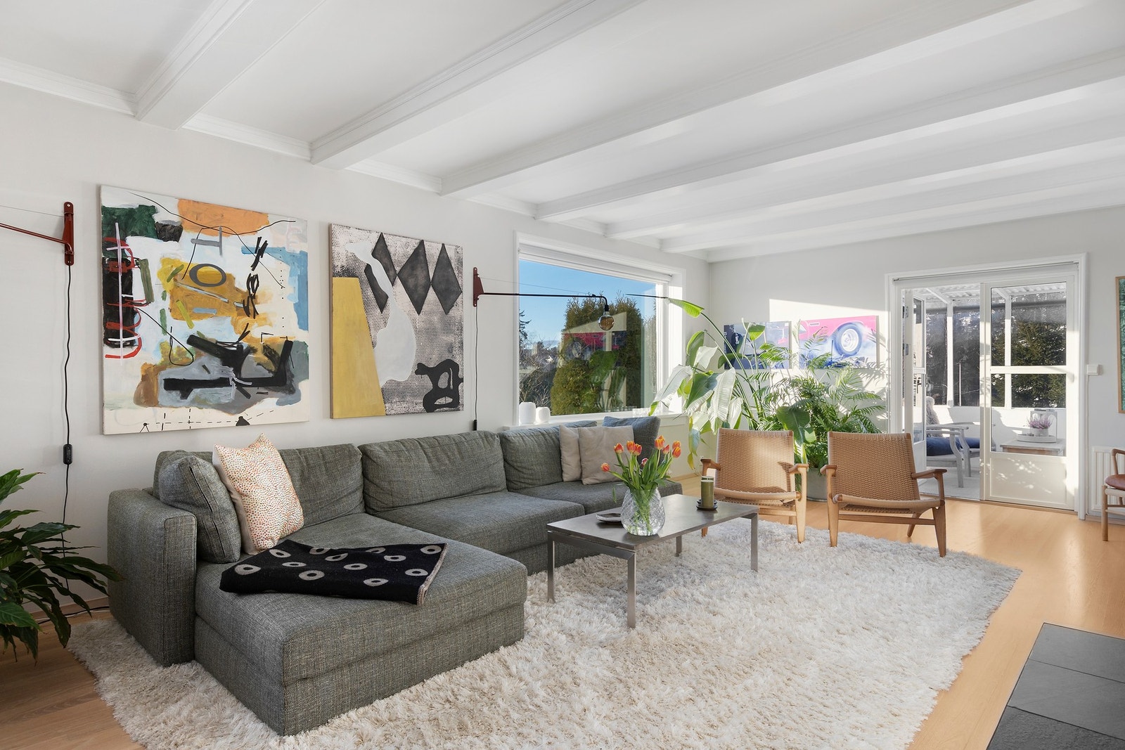 Stuen er åpen og luftig med god plass til sittegruppe. Fra stuen er det utgang til terrassen. Galleribilde