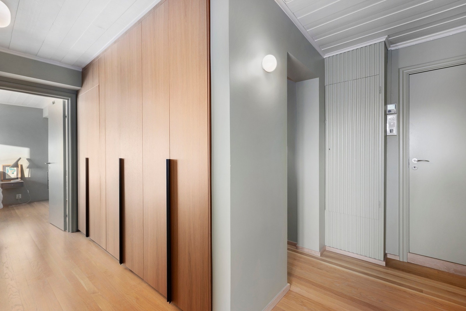 Eksklusiv garderobeløsning fra italienske TEMA på hovedsoverommet. Galleribilde