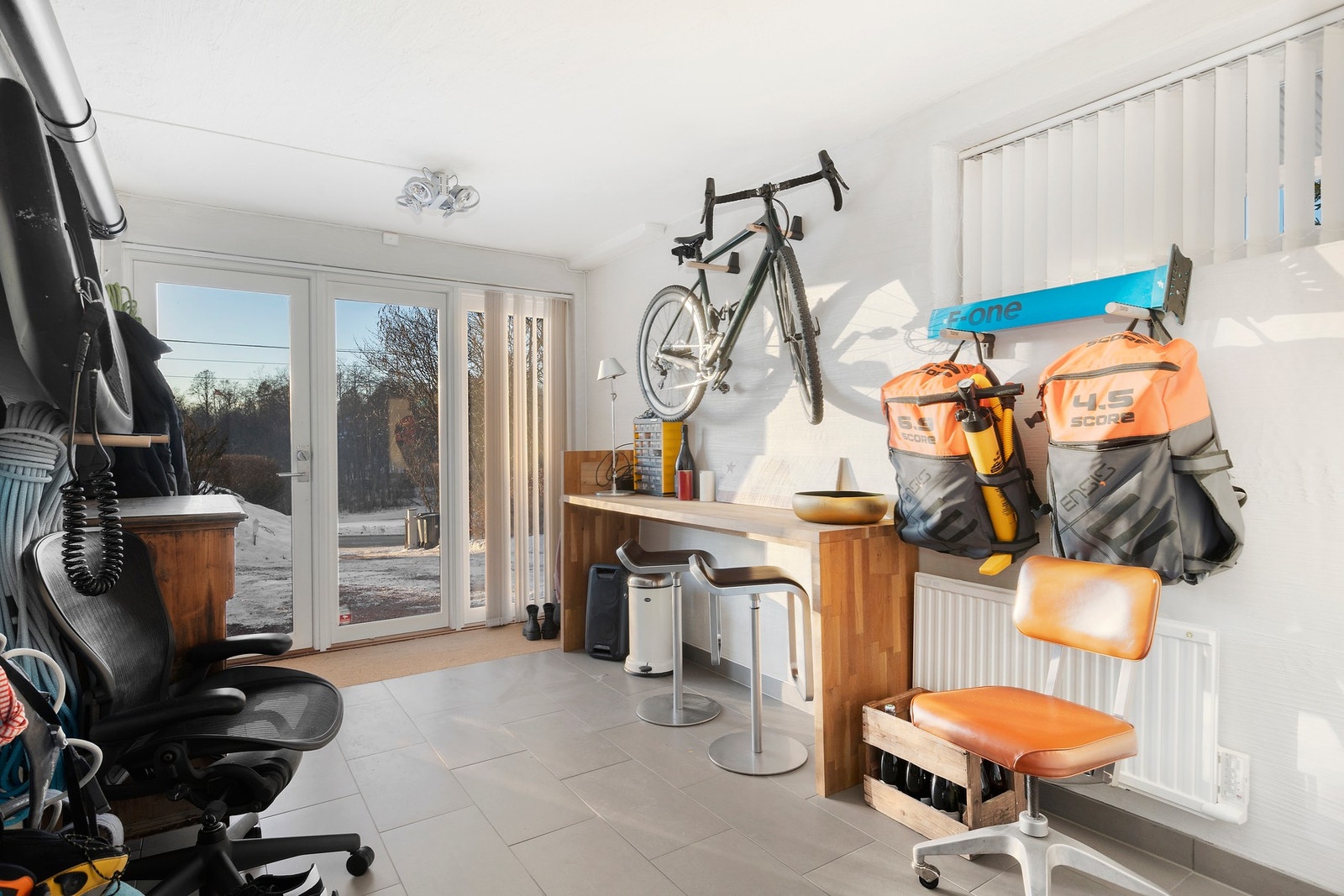 Kontor i underetasjen med utgangsdør. Galleribilde