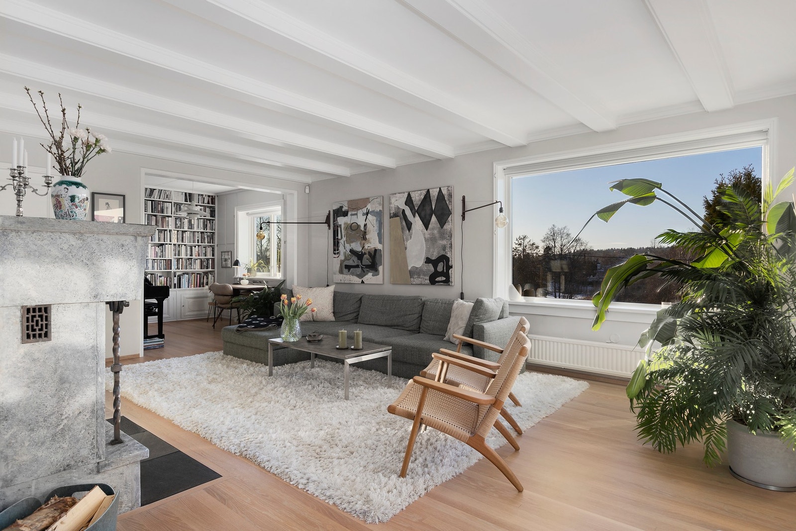 Velkommen til tråkka 12. Stor vindusflate slipper mye naturlig lys inn i stuen. Galleribilde