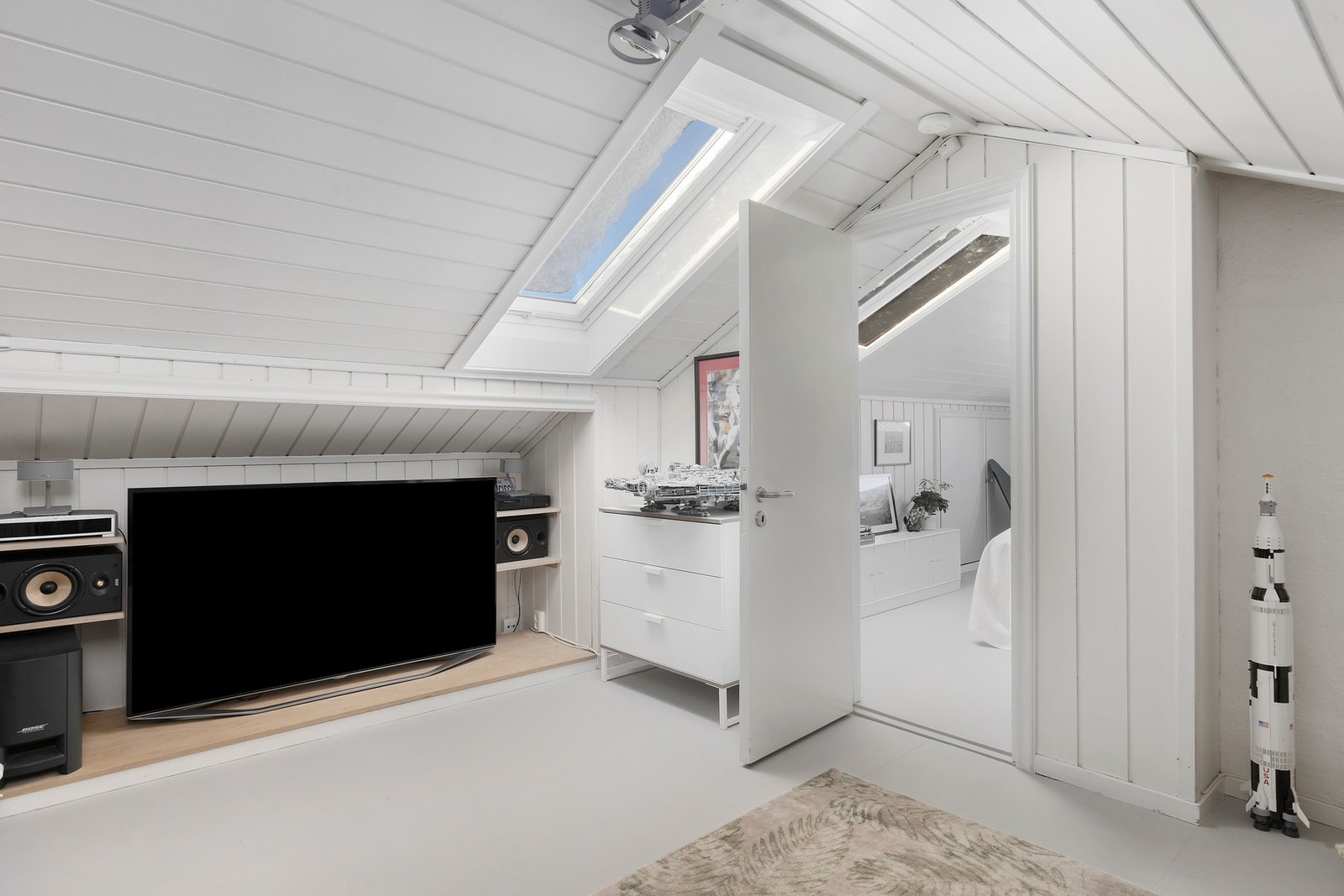 "Loftstue" med takvindu som slipper inn mye lys. Galleribilde