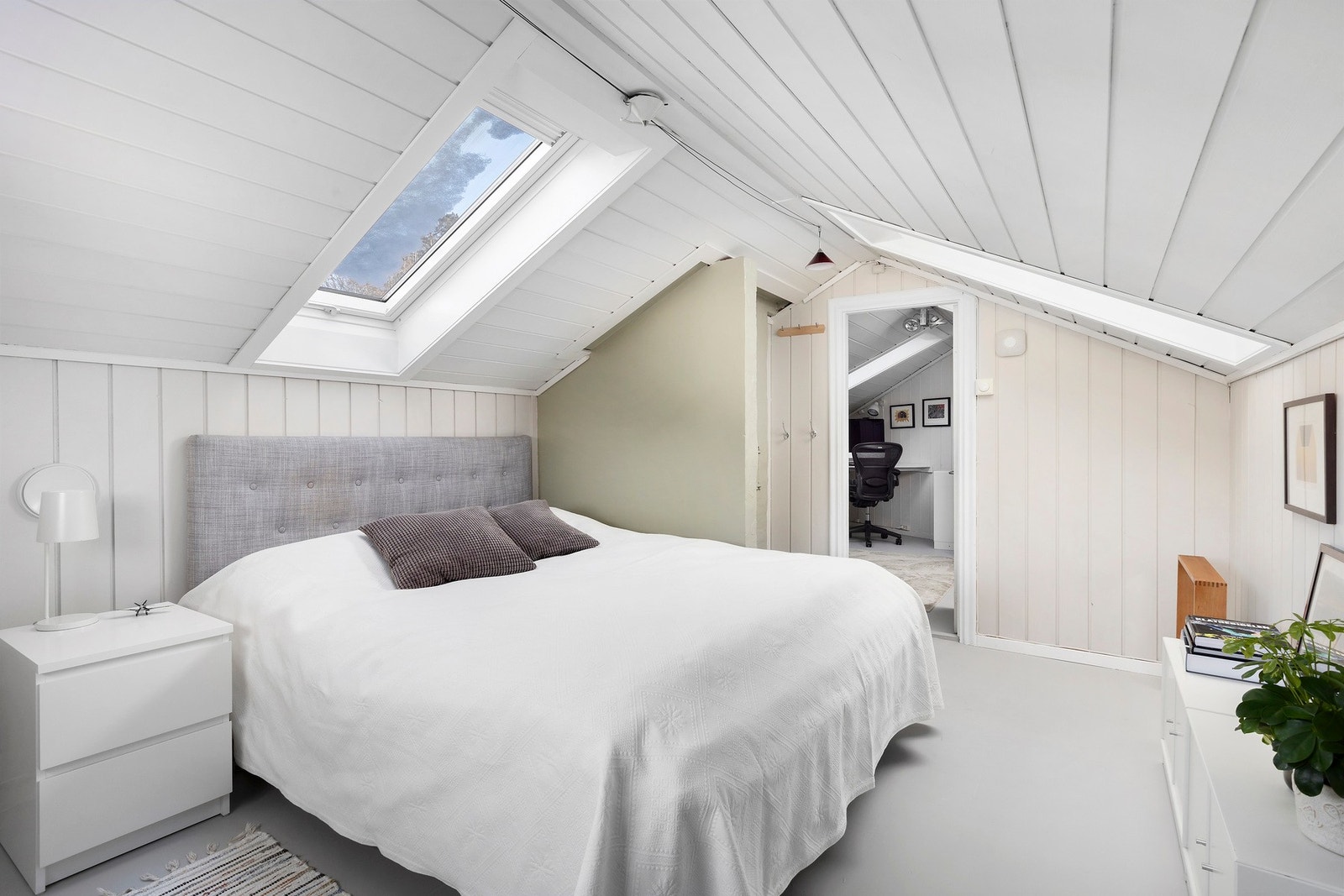 "Soverom" loftsetasje. Rommet er ikke angitt i bygningstegningene.
Takvinduer i loftetasjen har karmer av PVC og tre-lags glass fra 2023. Galleribilde