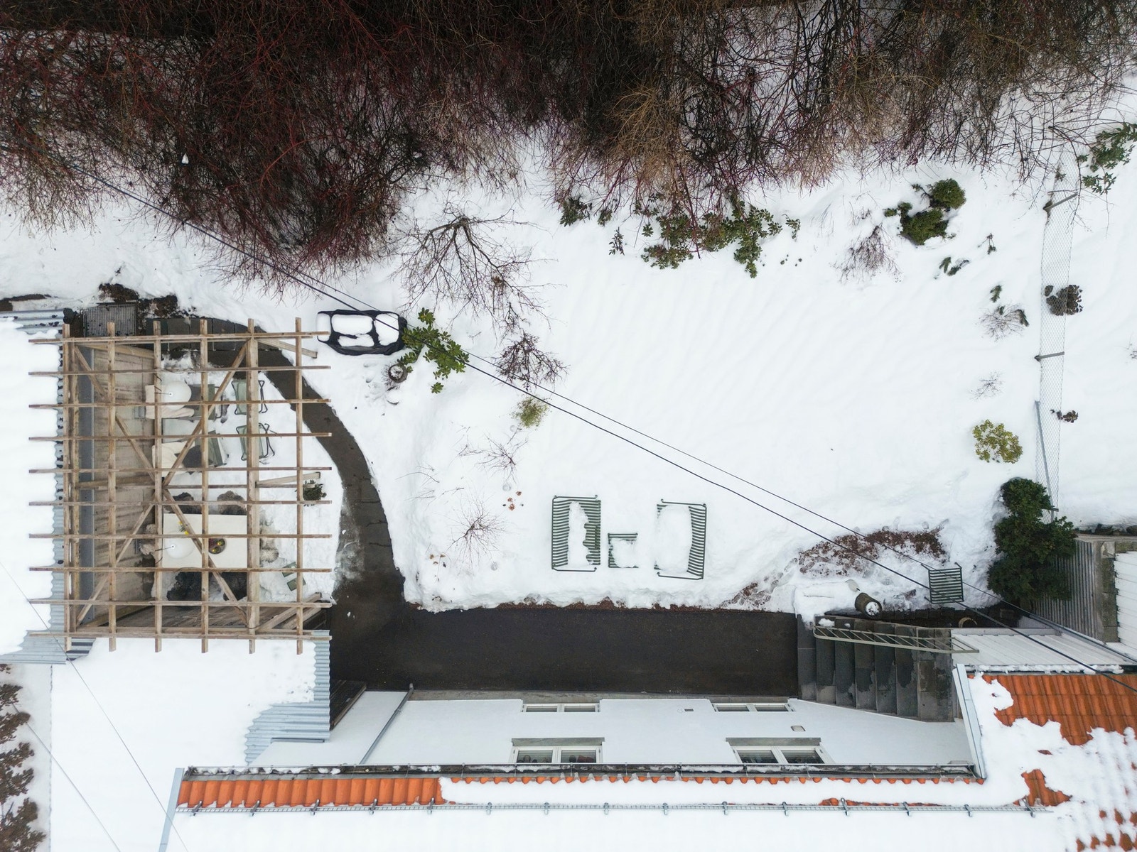 Oversiktsbilde over pergola og uteområdet bak boligen. Galleribilde